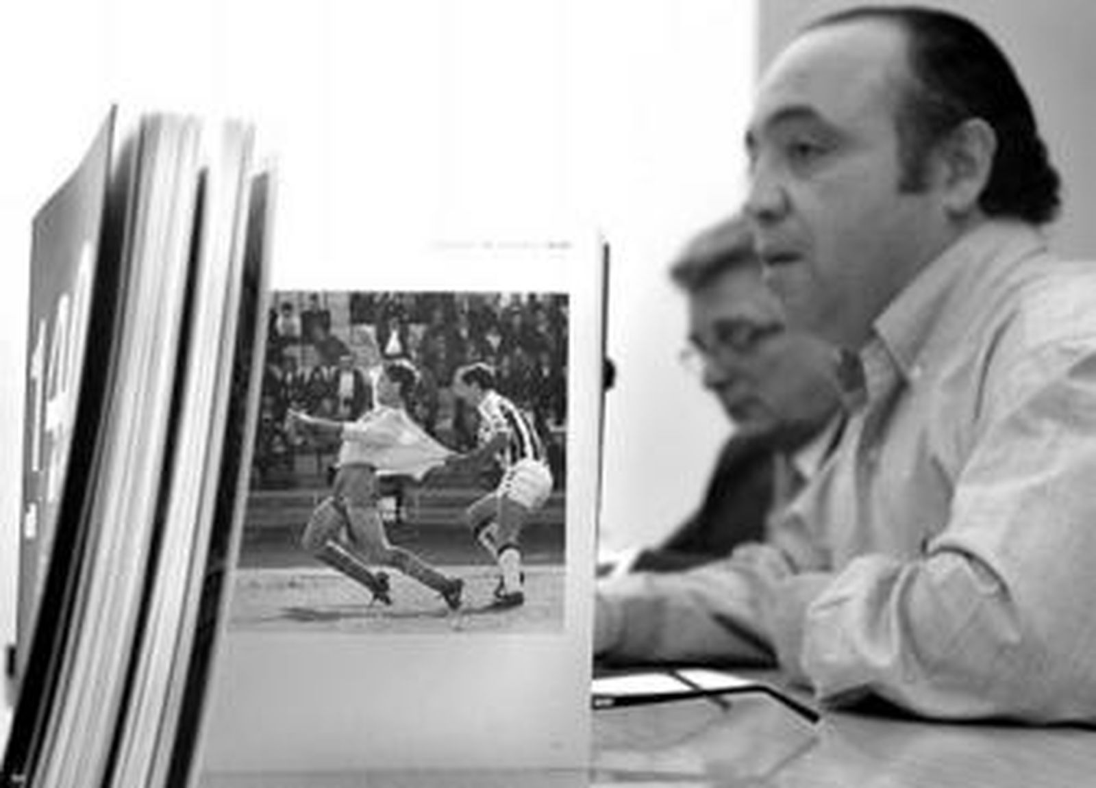 1. Mitin de Felipe González con Manuel Chaves, Alfonso Perales, Rafael Román y Carlos Díaz (1982) 2. Paquirri e Isabel Pantoja en La Cantora (1981). 3. Rafael Alberti, pregonero del carnaval de 1981, saluda a Pemán 4. El coro La Guillotina entierra las Fiestas Típicas Gaditanas (1978) 5. Hallazgo del sarcófago femenino fenicio (1980) 6. Despedida a un familiar que parte a la guerra del Golfo (1990) 7. El Peña y El Masa en 'La boda del siglo' (1982)