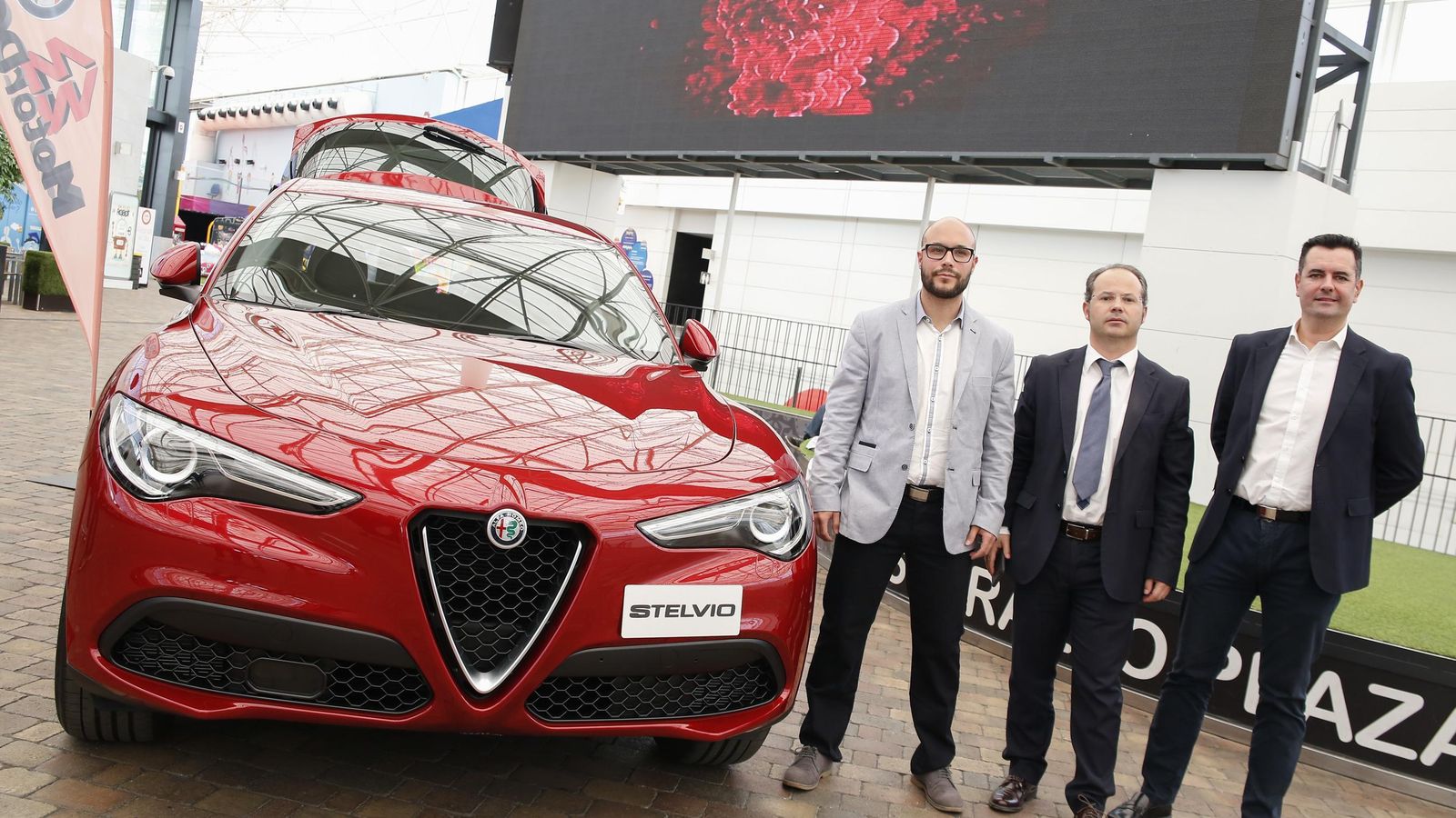 Los responsables de Motordos, en Granada, dan la bienvenida al nuevo SUV italiano.