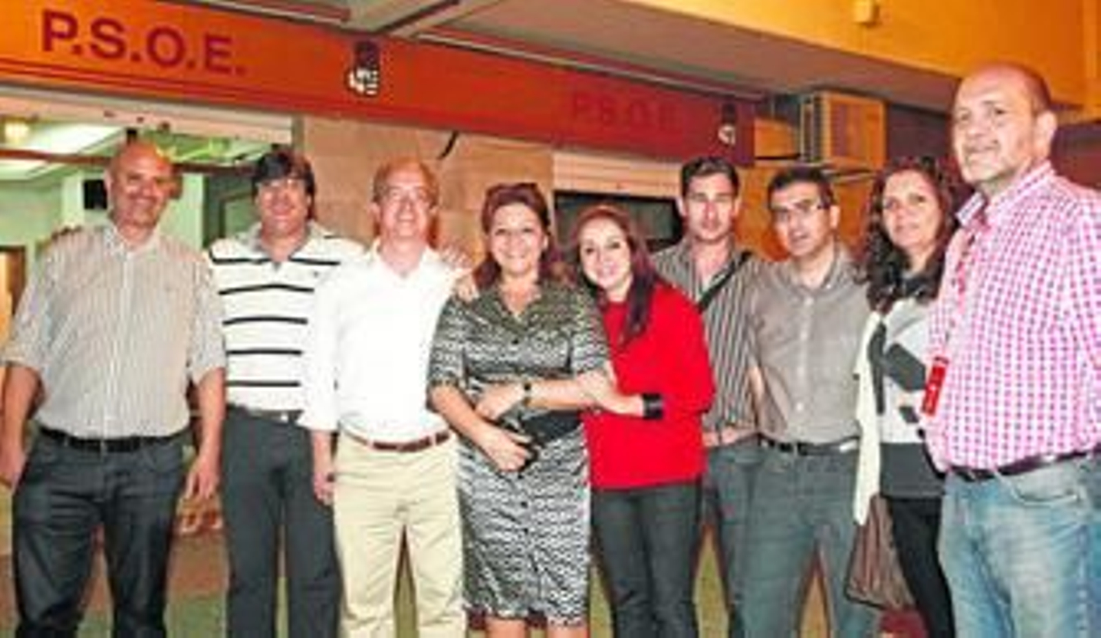 Fernando Silva posa feliz junto a la secretaria local y compañeros de su candidatura tras conocerse que será el alcaldable del PSOE.