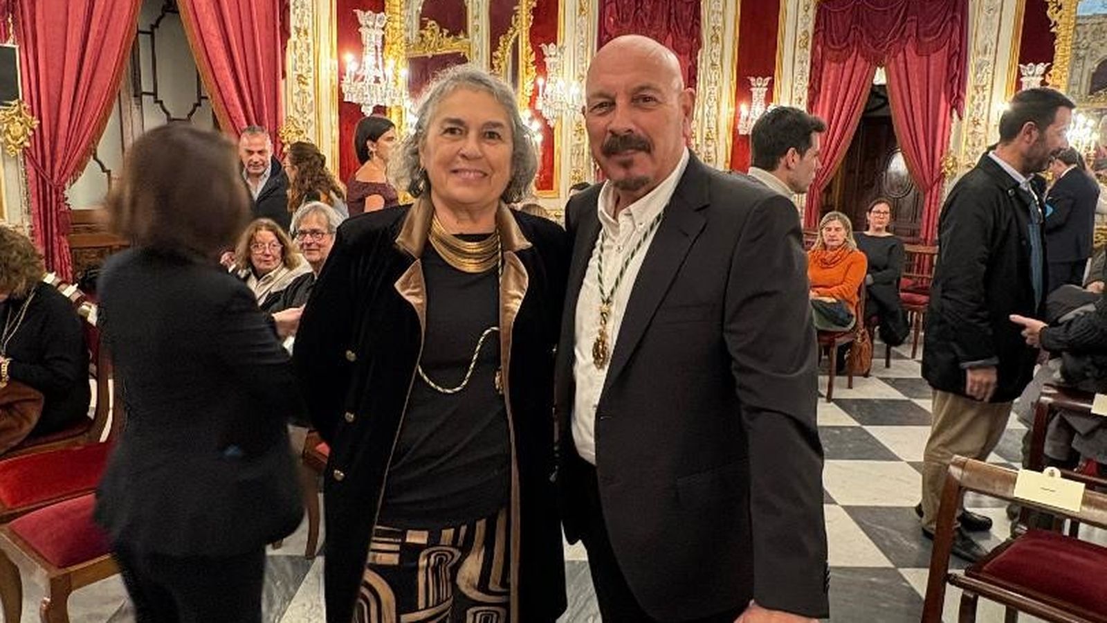El cantautor Javier Ruibal, con la pintora Carmen Bustamante.