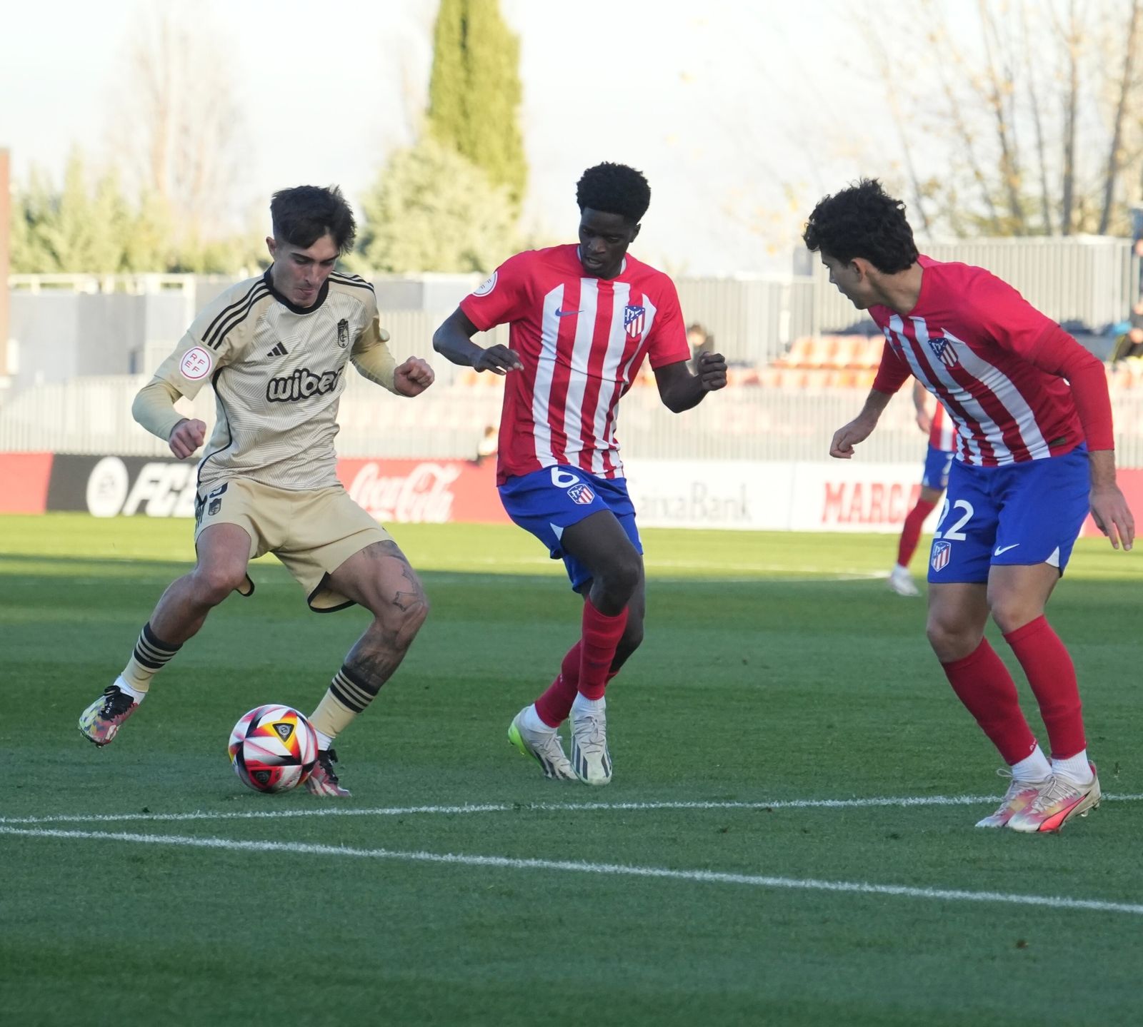 Una acción del partido del Recreativo ante el Atlético de Madrid B