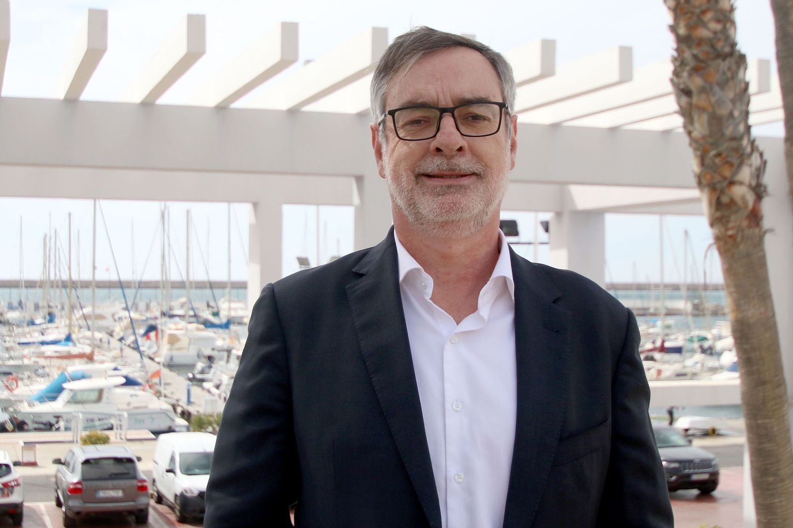 José Manuel Villegas en la terraza del restaurante Catamarán en Almería