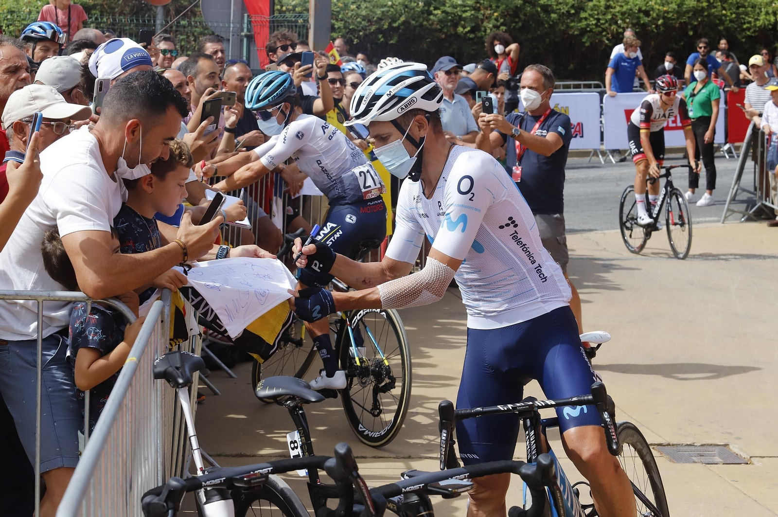 Imágenes de la Vuelta Ciclista a España en su salida desde Aracena en la 17ª etapa