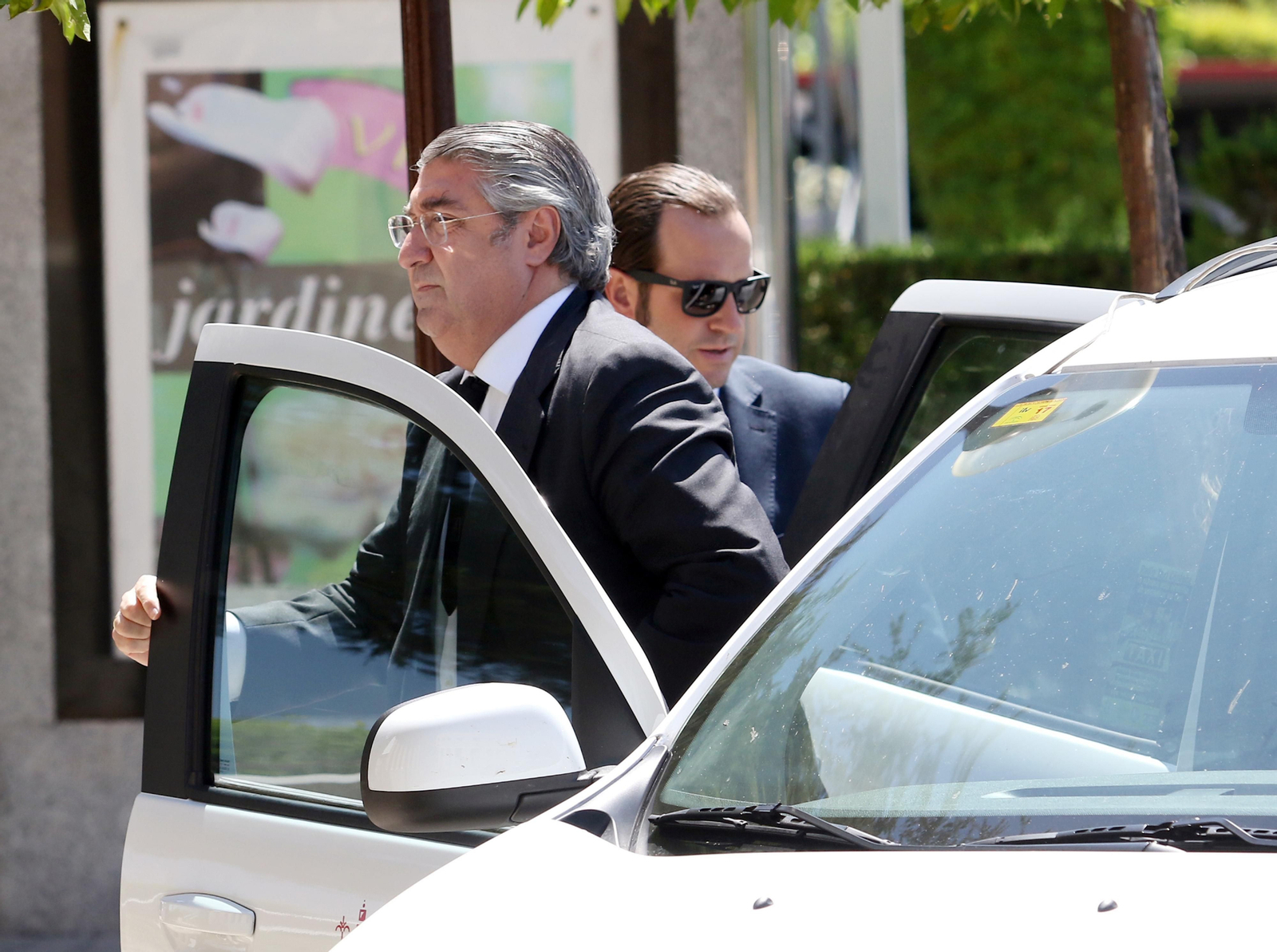 La familia de Blesa acude al tanatorio donde se incineró el cadáver del exbanquero