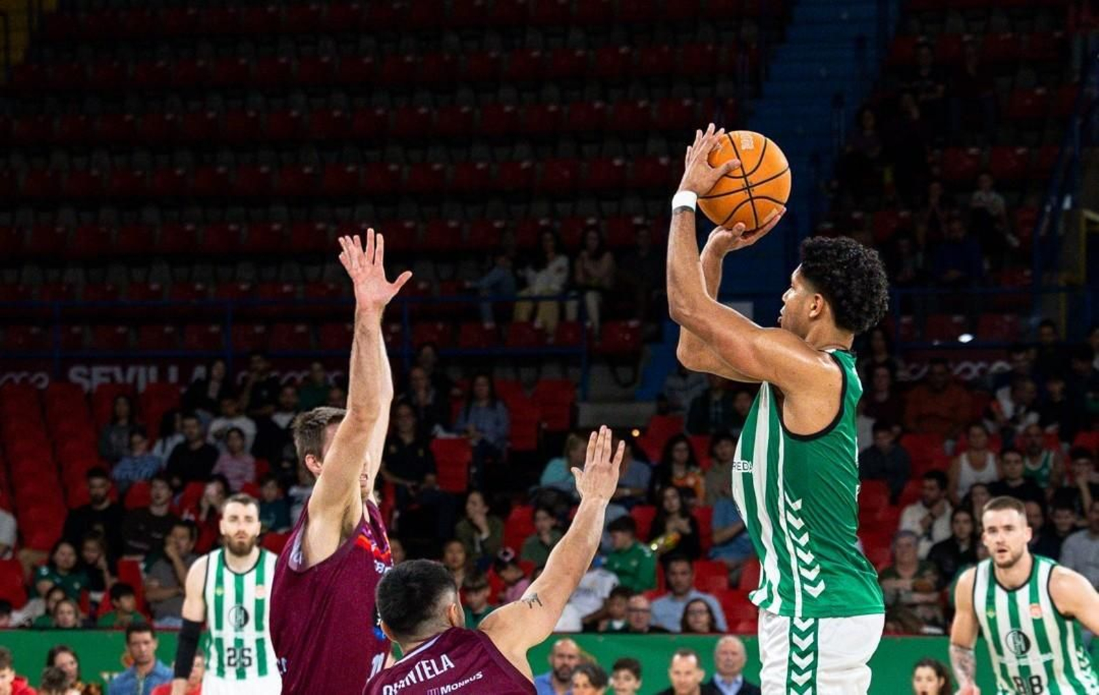 Hughes realiza un lanzamiento ante la defensa de Brodziansky.