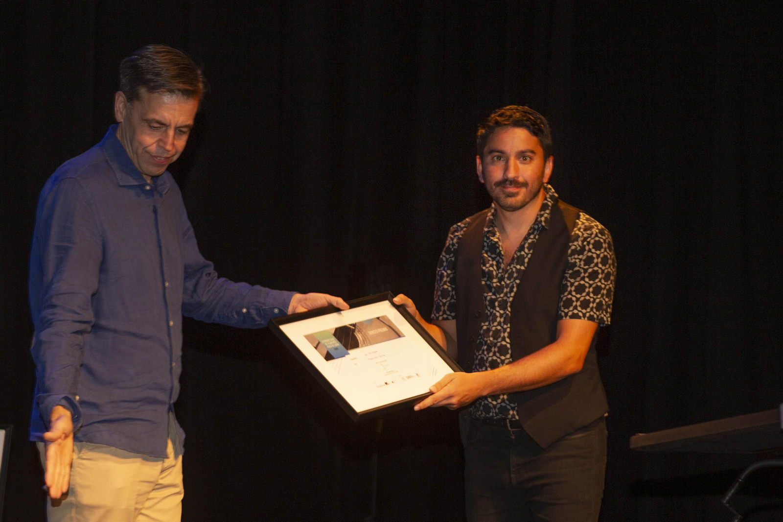 Cristóbal Ortega entrega el premio a Francisco Roca.