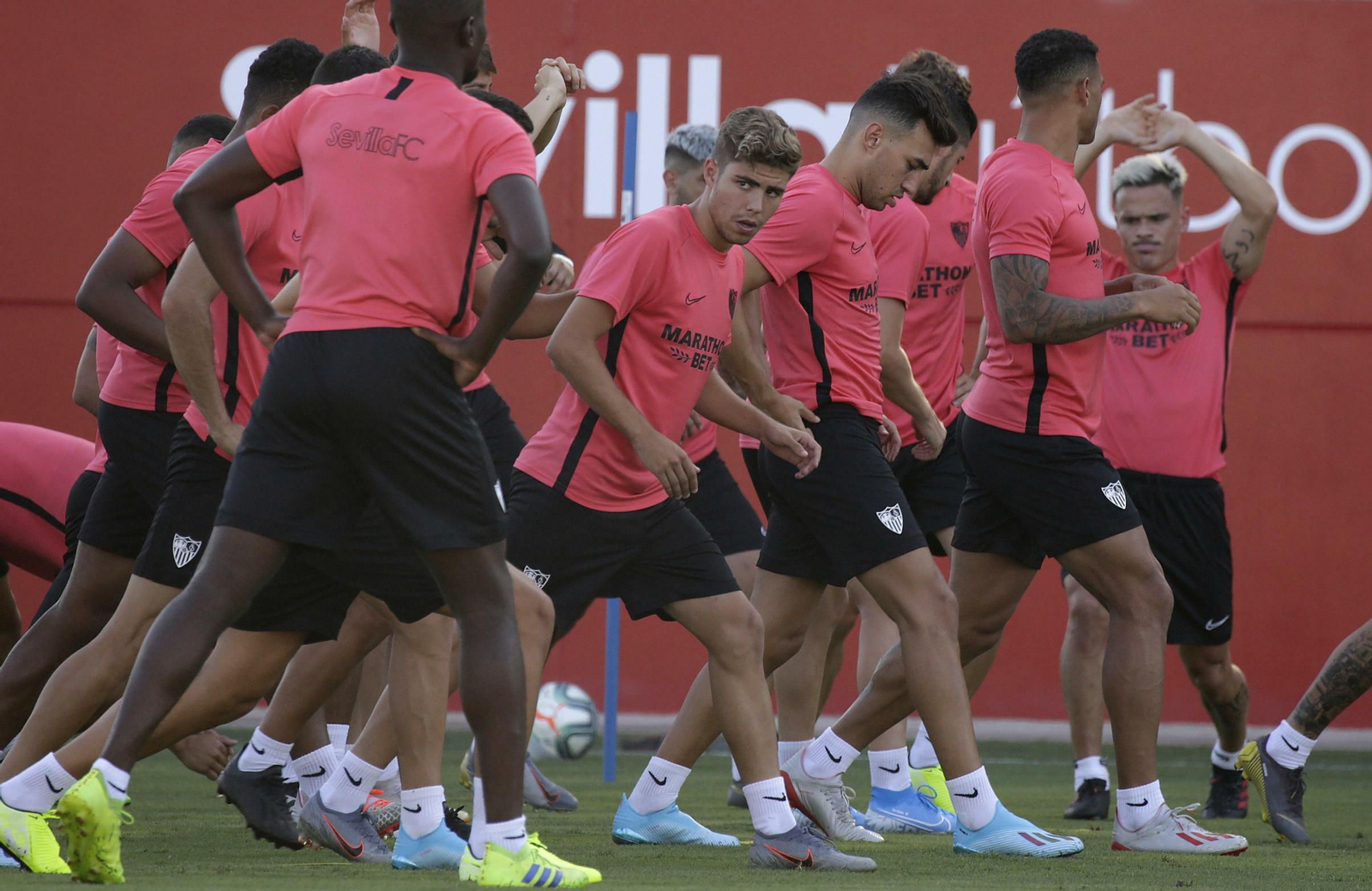 Pozo, en el centro del grupo durante el entrenamiento del Sevilla FC