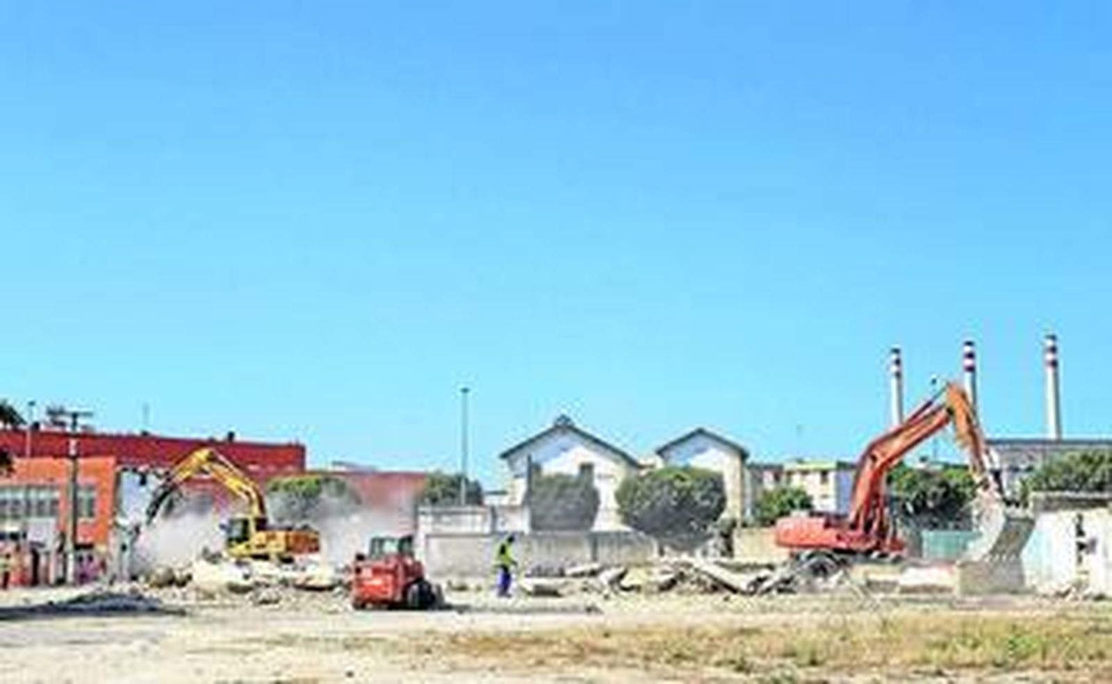 Las máquinas, trabajando ayer en el derribo del 'bloque okupa' de El Pelirón.