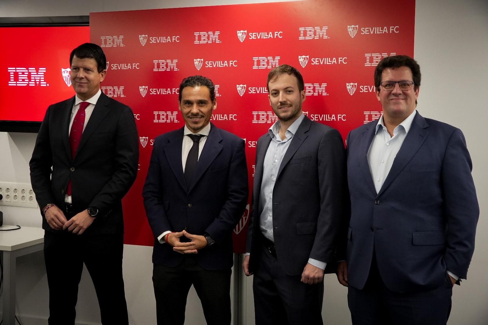 Fernando Suárez (IBM España), Del Nido Carrasco, Arturo Guerreo (IBM España) y Elías Zamora (jefe de datos del Sevilla).