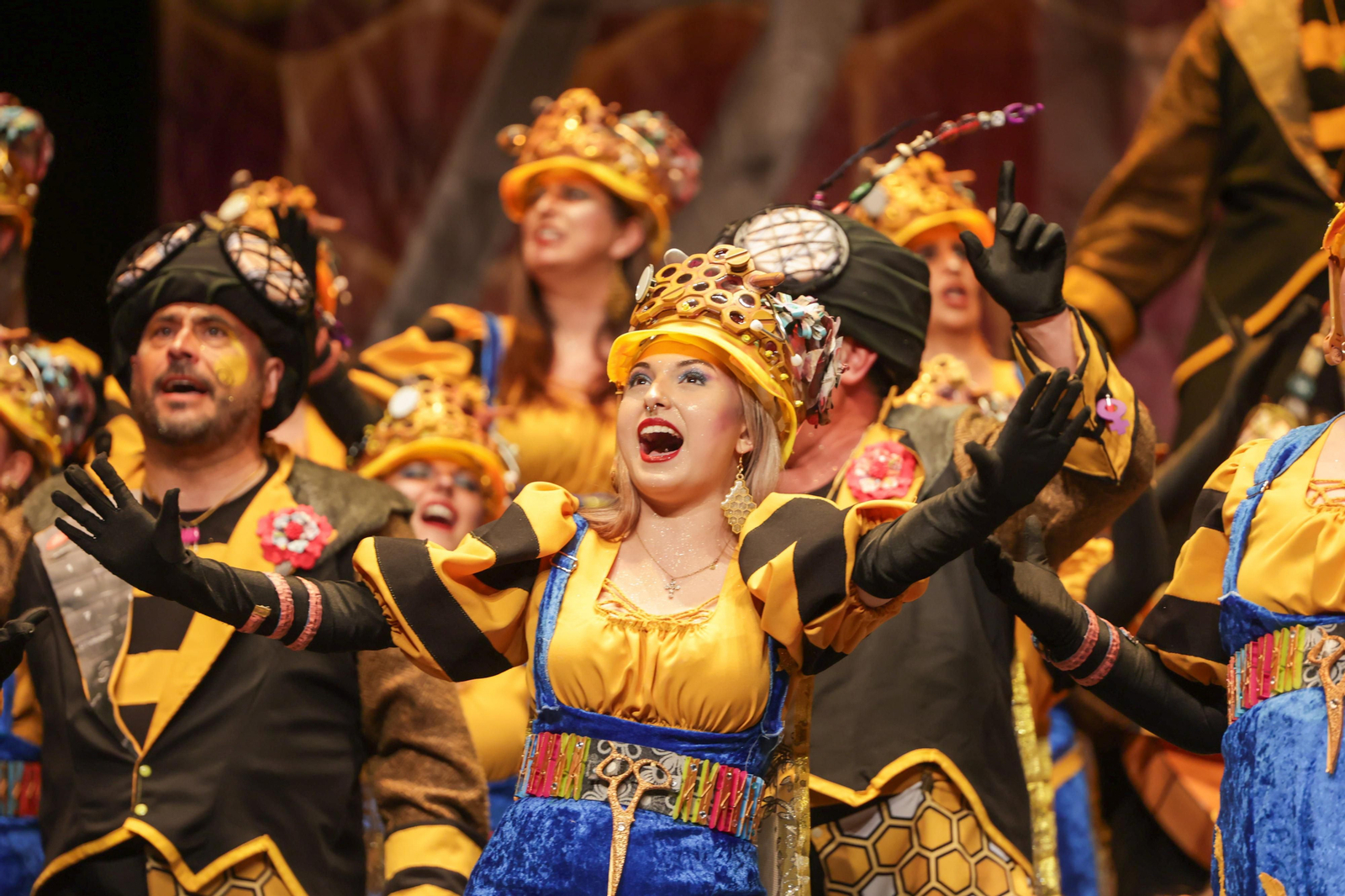 Imágenes de la actuación del coro de Huelva "La Rendición de los Bribones" en el Carnaval Colombino