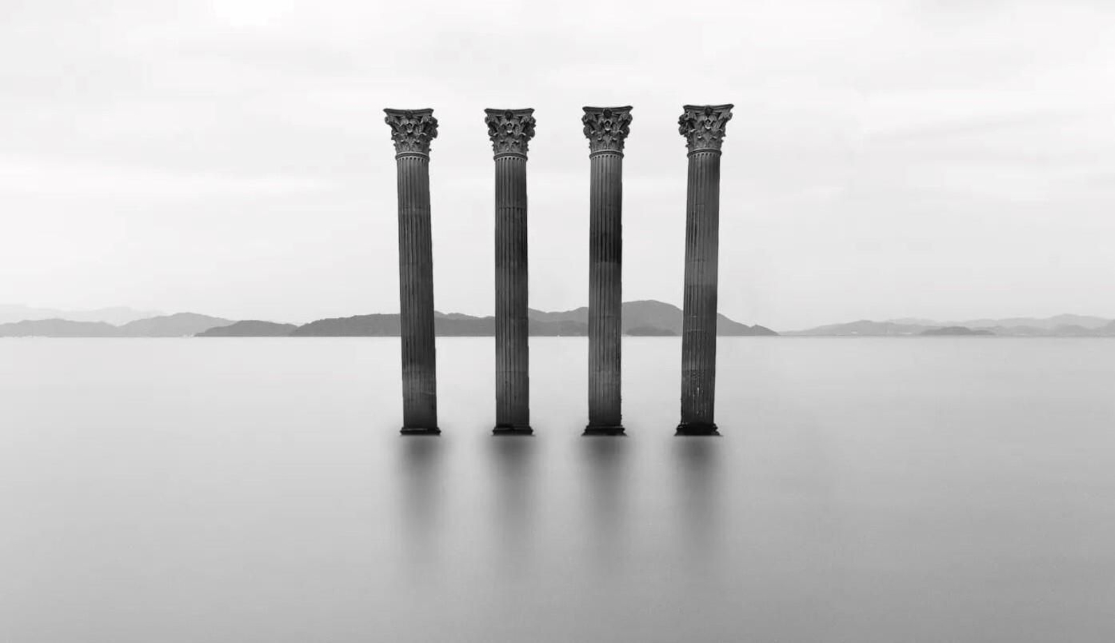 Carátula del primer single, con las columnas del templo de Claudio Marcelo.