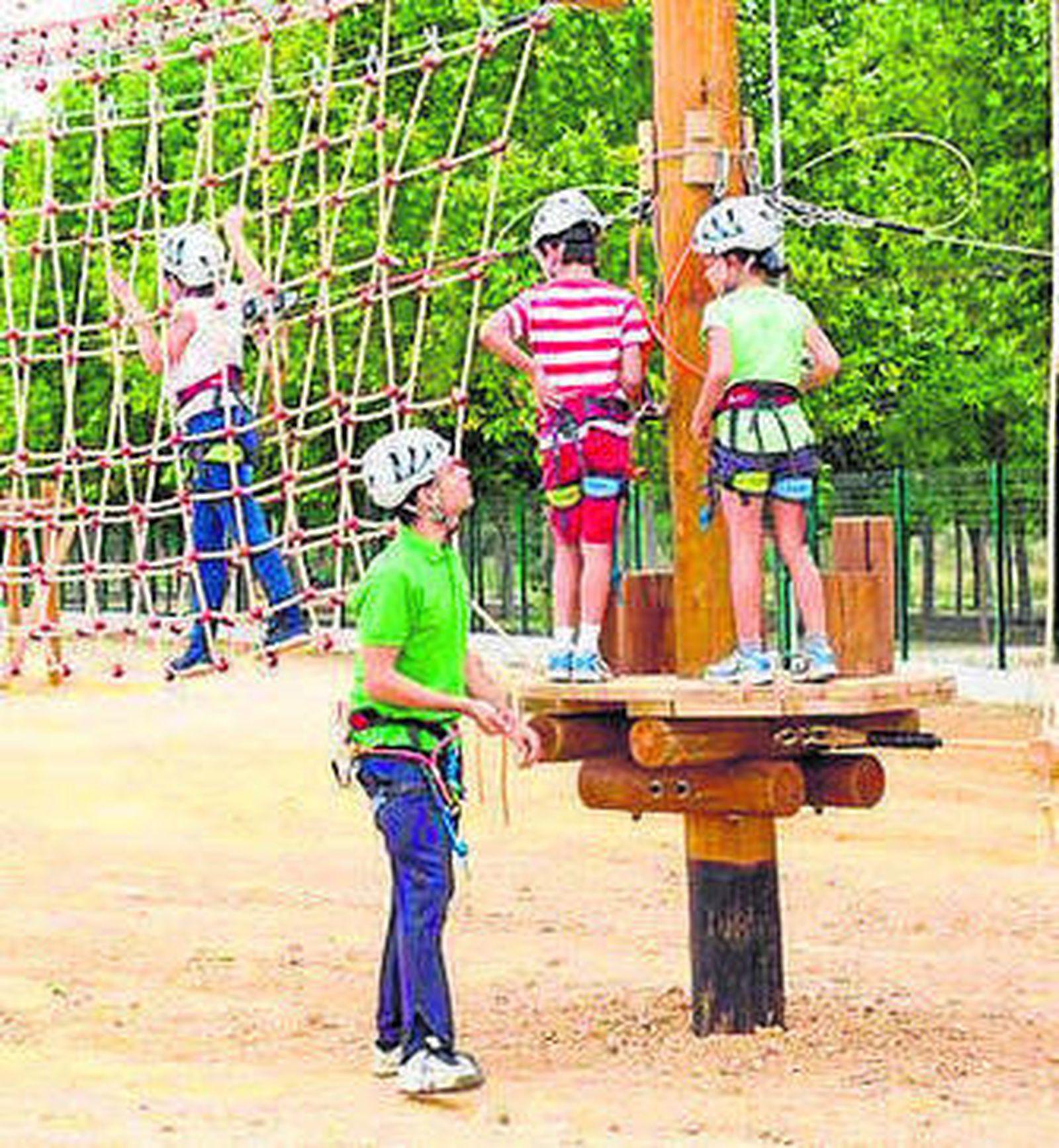 Los niños disfrutan en el recorrido entre árboles en el parque El Bosque Suspendido, en Bollullos.
