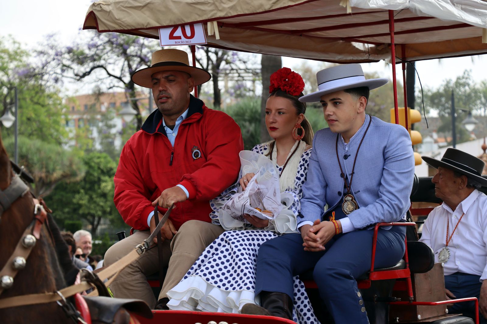 El Rocío 2023: Imágenes de la Hermandad de Emigrantes en su salida de Huelva