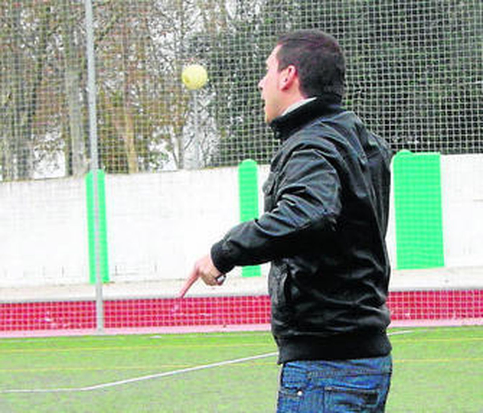 Néstor, entrenador uruguayo del San Isidro, dando instrucciones