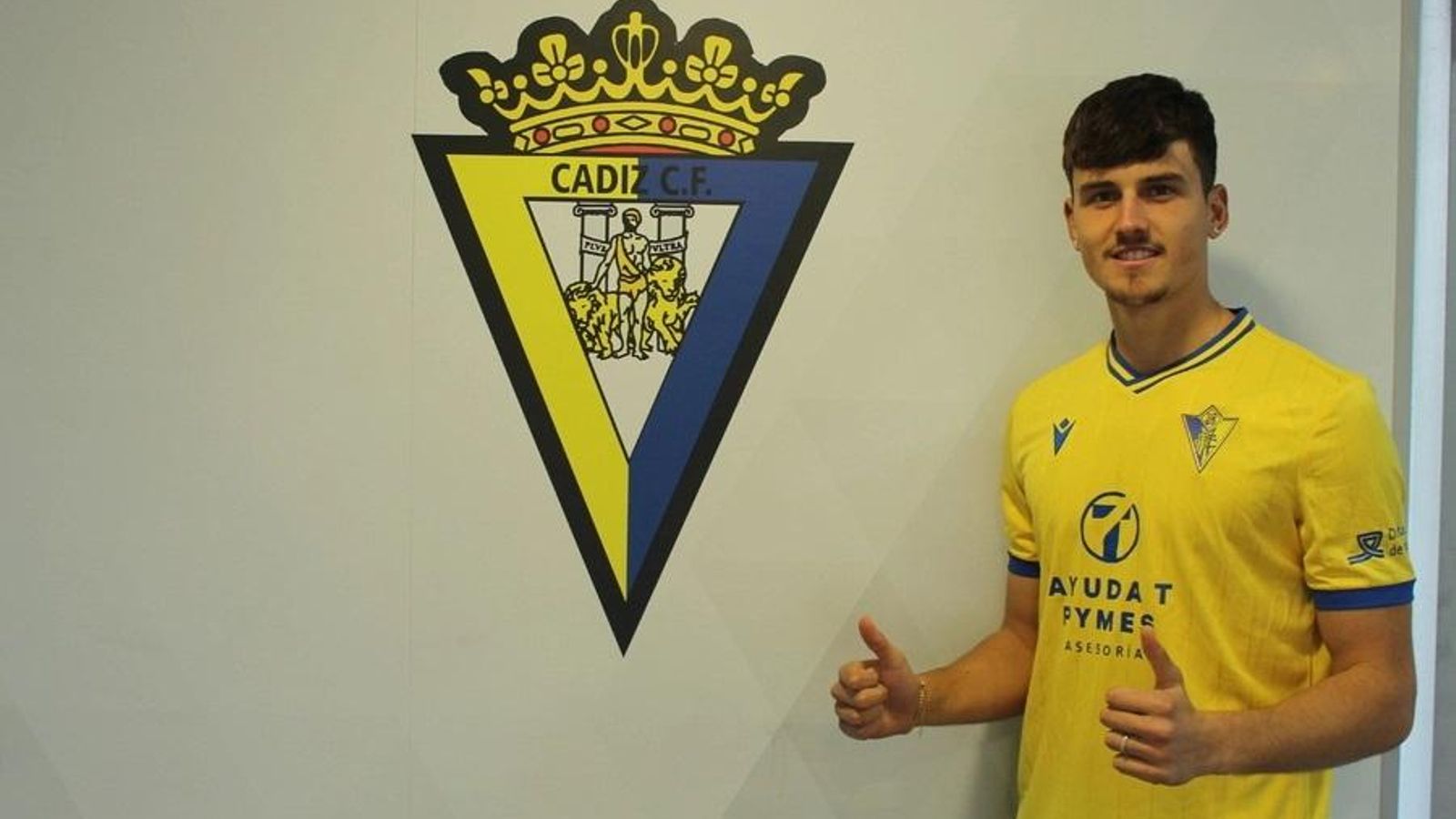 Celso Bermejo posa en las oficinas del Cádiz.