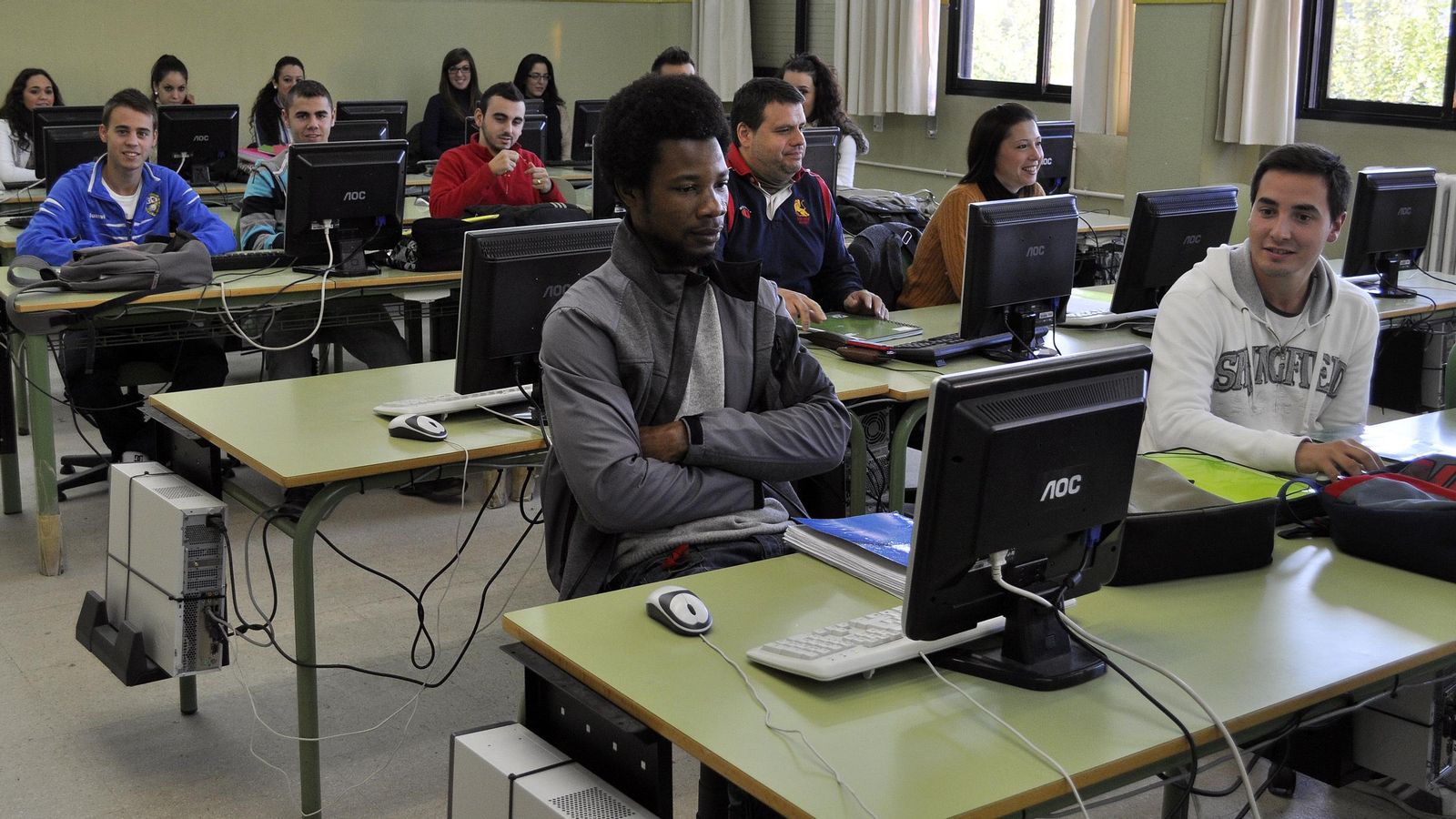 Estudiantes de un ciclo formativo en el IES Beatriz de Suabia.