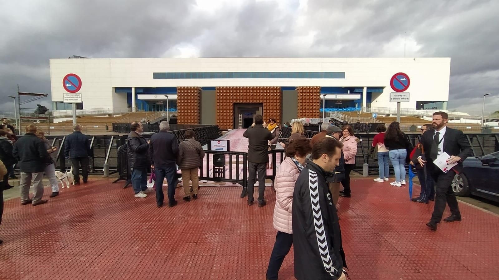 Curiosos y seguidores en el entorno de la alfombra roja, este sábado.