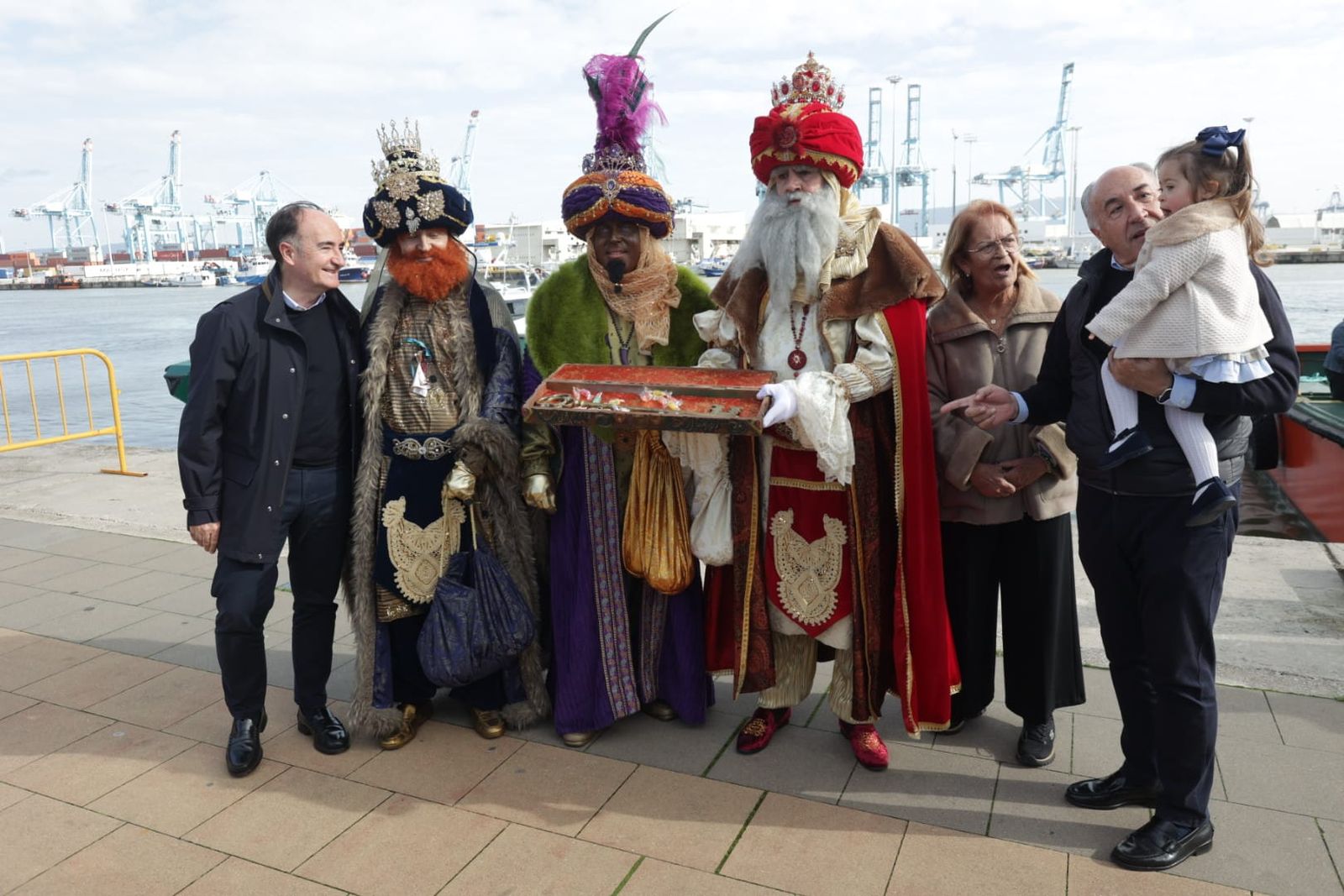 Autoridades y niños llegan al Llano Amarillo para aguardar el desembarco de Sus Majestades, después de cumplir con el ruido reglamentario.