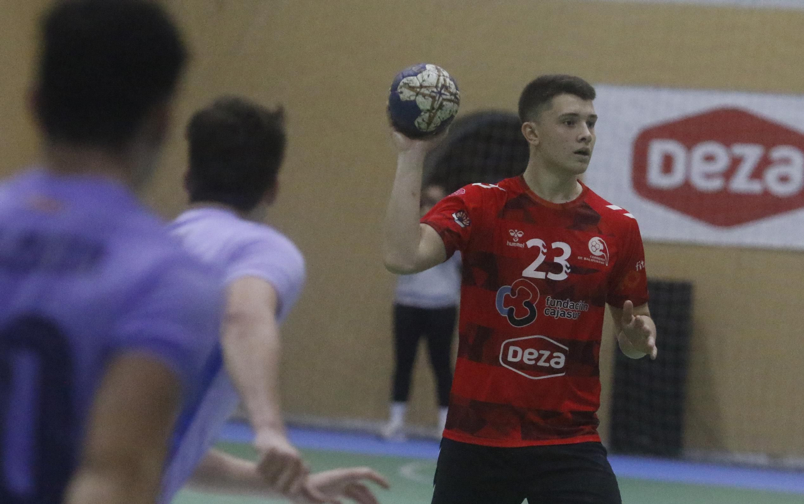 Jung sostiene el balón durante un partido.