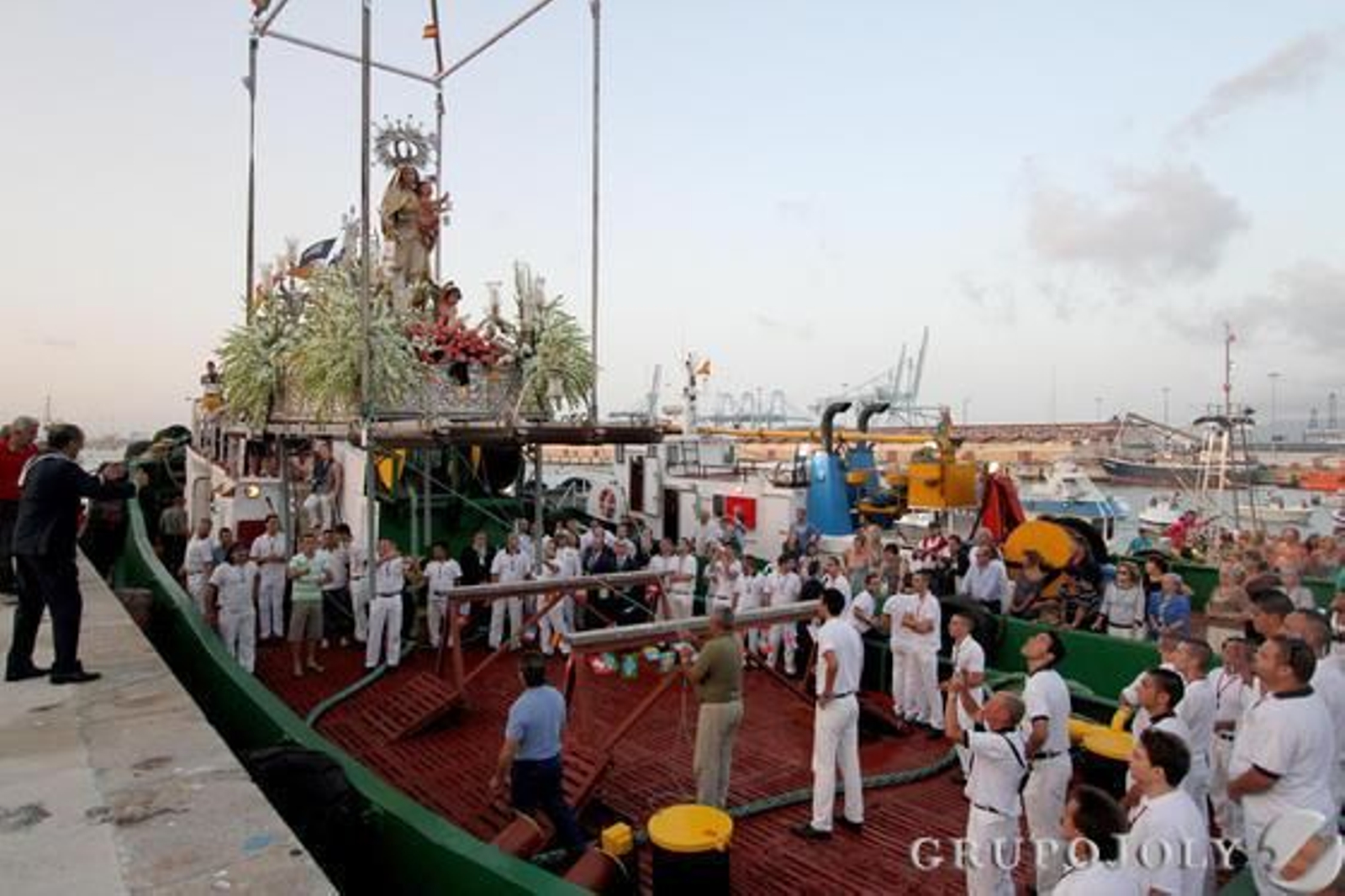 La patrona de los marineros en la embarcación en Algeciras.

Foto: Fran Montes.