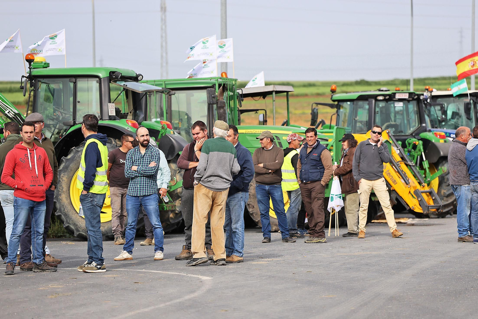Imágenes de la multitudinaria tractorada de los agricultores en Huelva