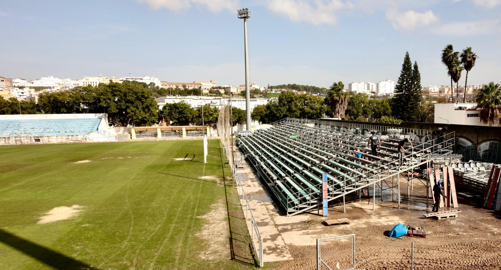 Instalada la grada supletoria en el campo Pedro Garrido de Jerez