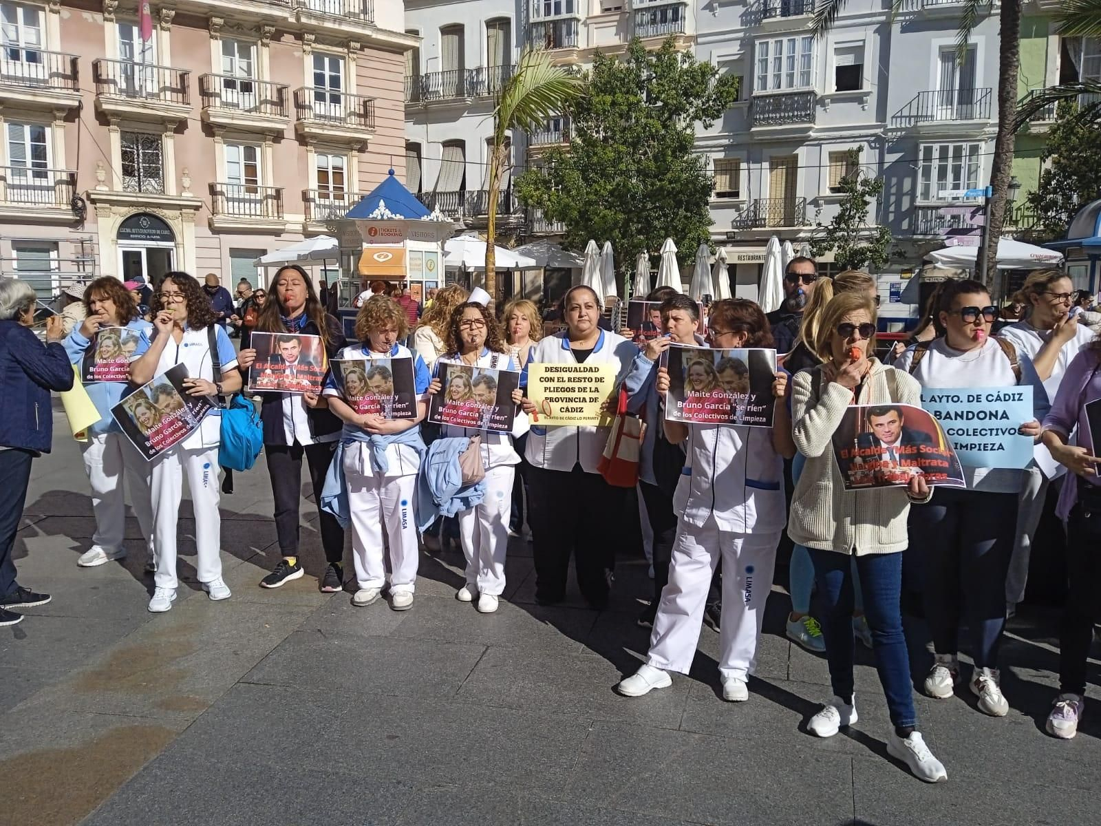 Un grupo de limpiadoras en la protesta ante el Ayuntamiento de Cádiz.