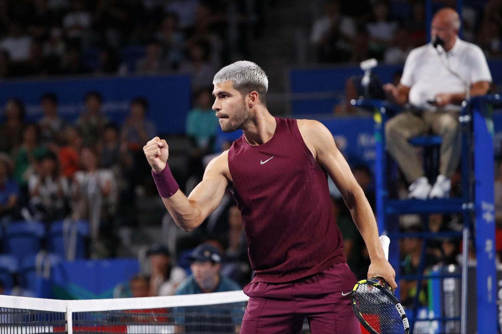 Carlos Alcaraz alza el puño tras conseguir un punto ante Bergs. Carlos Alcaraz alza el puño tras conseguir un punto ante Bergs.