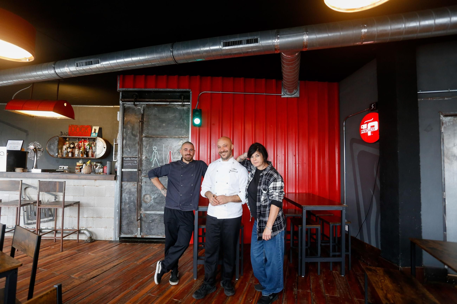 Dennis, Filippo y Betta, equipo del Restaurante Dock de Tarifa