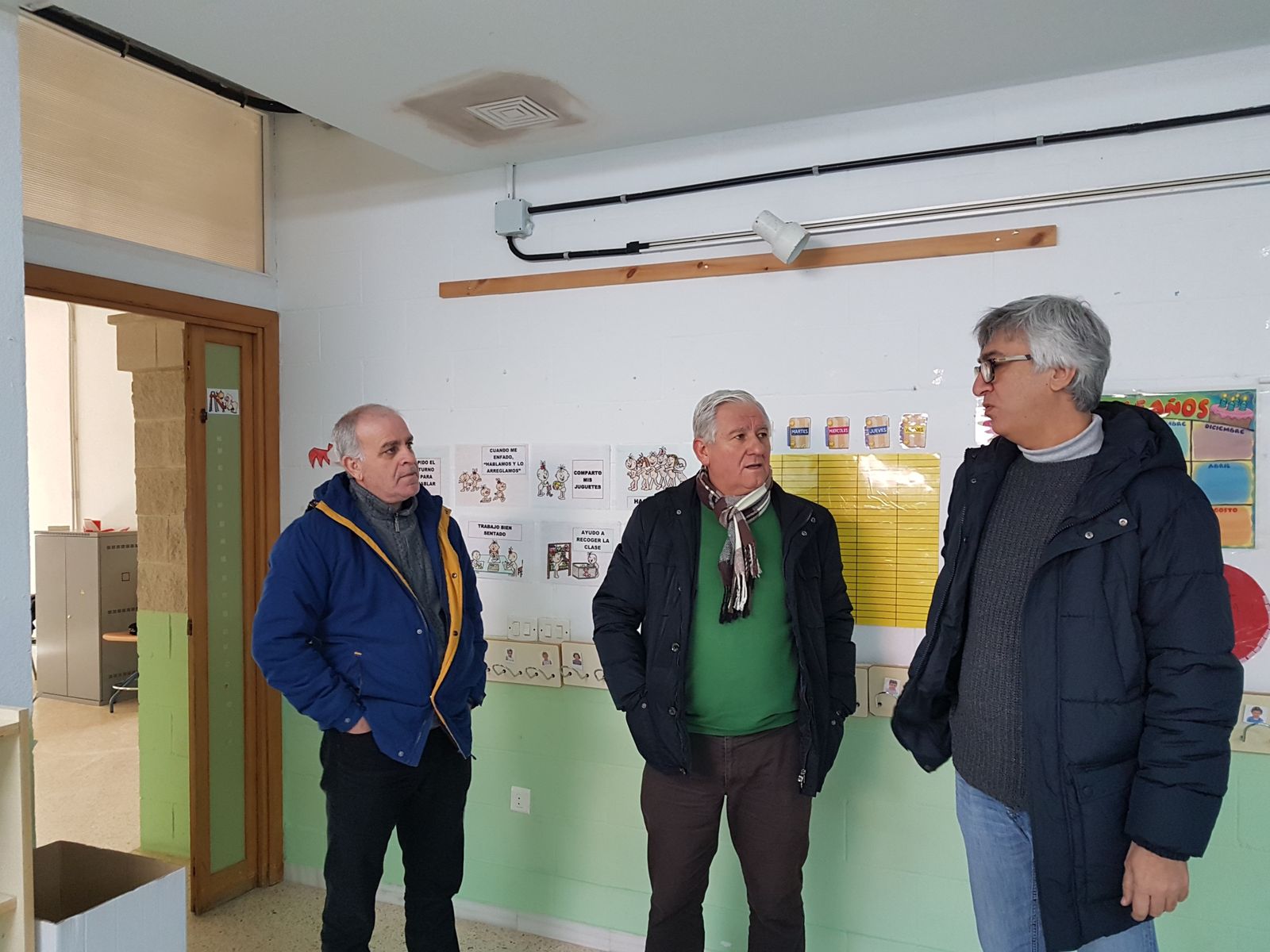 El alcalde de IU, flanqueado por responsables de IU en la provincia, en una imagen de archivo.