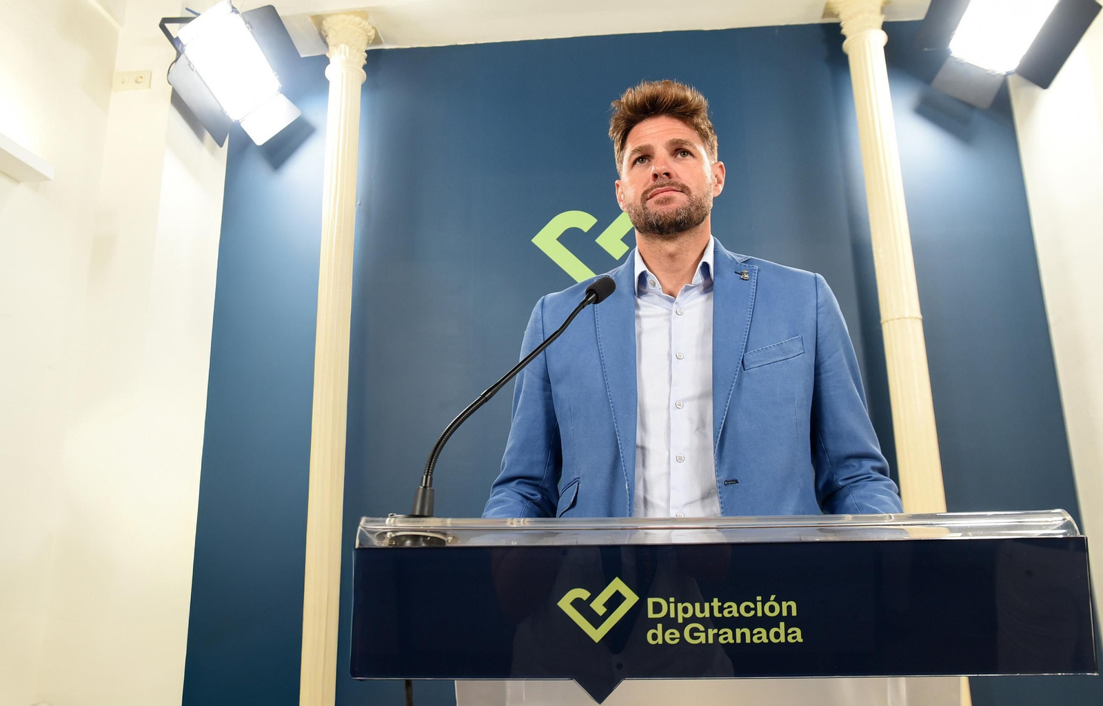 Eric Escobedo durante la presentación de las ayudas