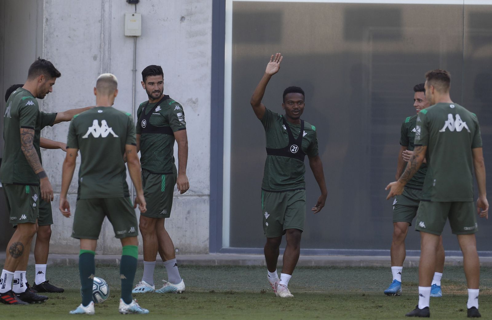 Kaptoum levanta el brazo durante un entrenamiento.