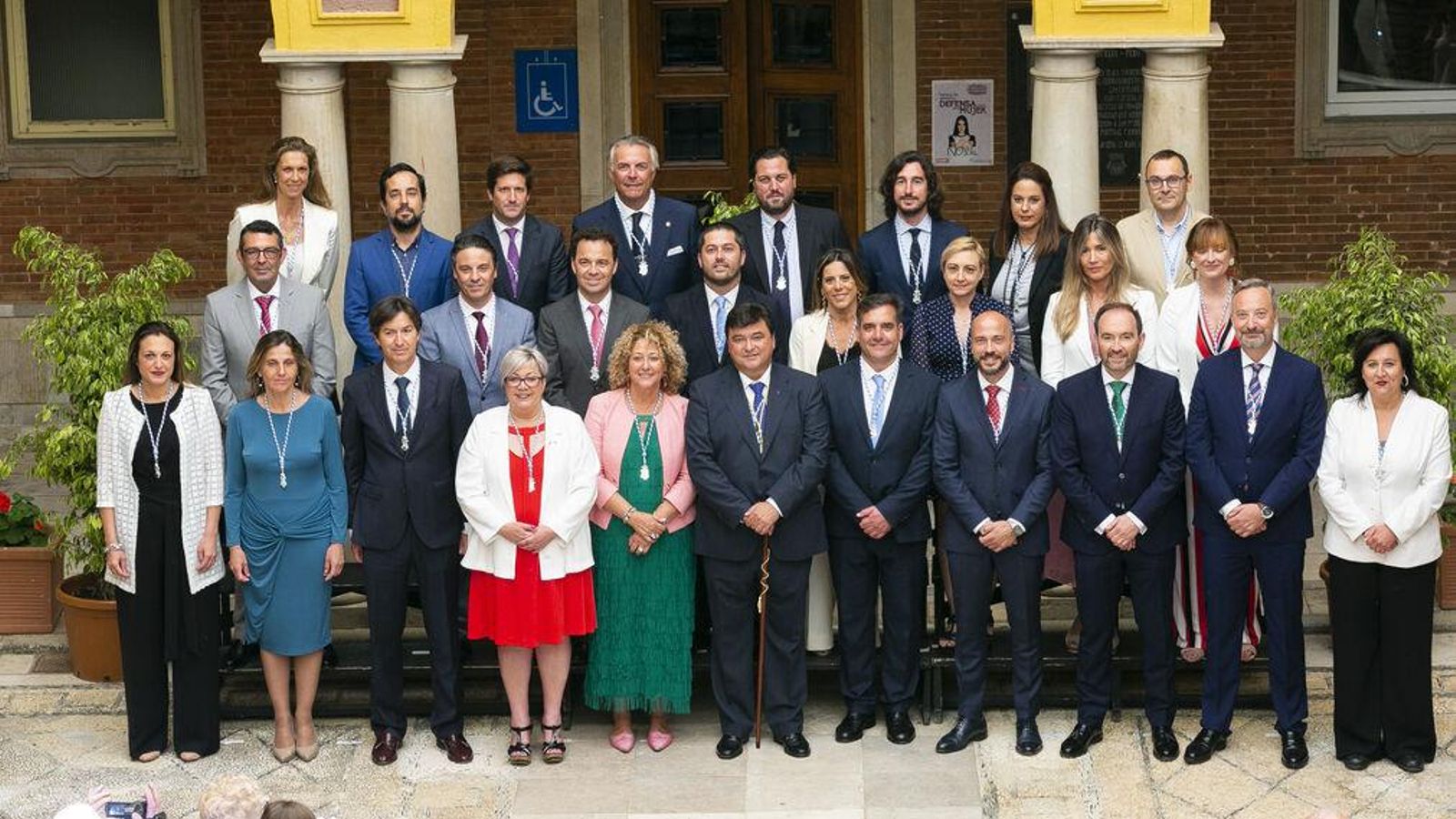 Néstor Santos junto al alcalde y al resto de concejales el día de la constitución del Ayuntamiento.