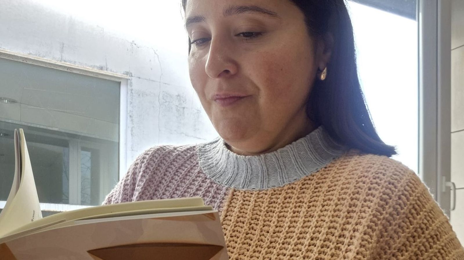 María Vázquez Lorca con su libro.
