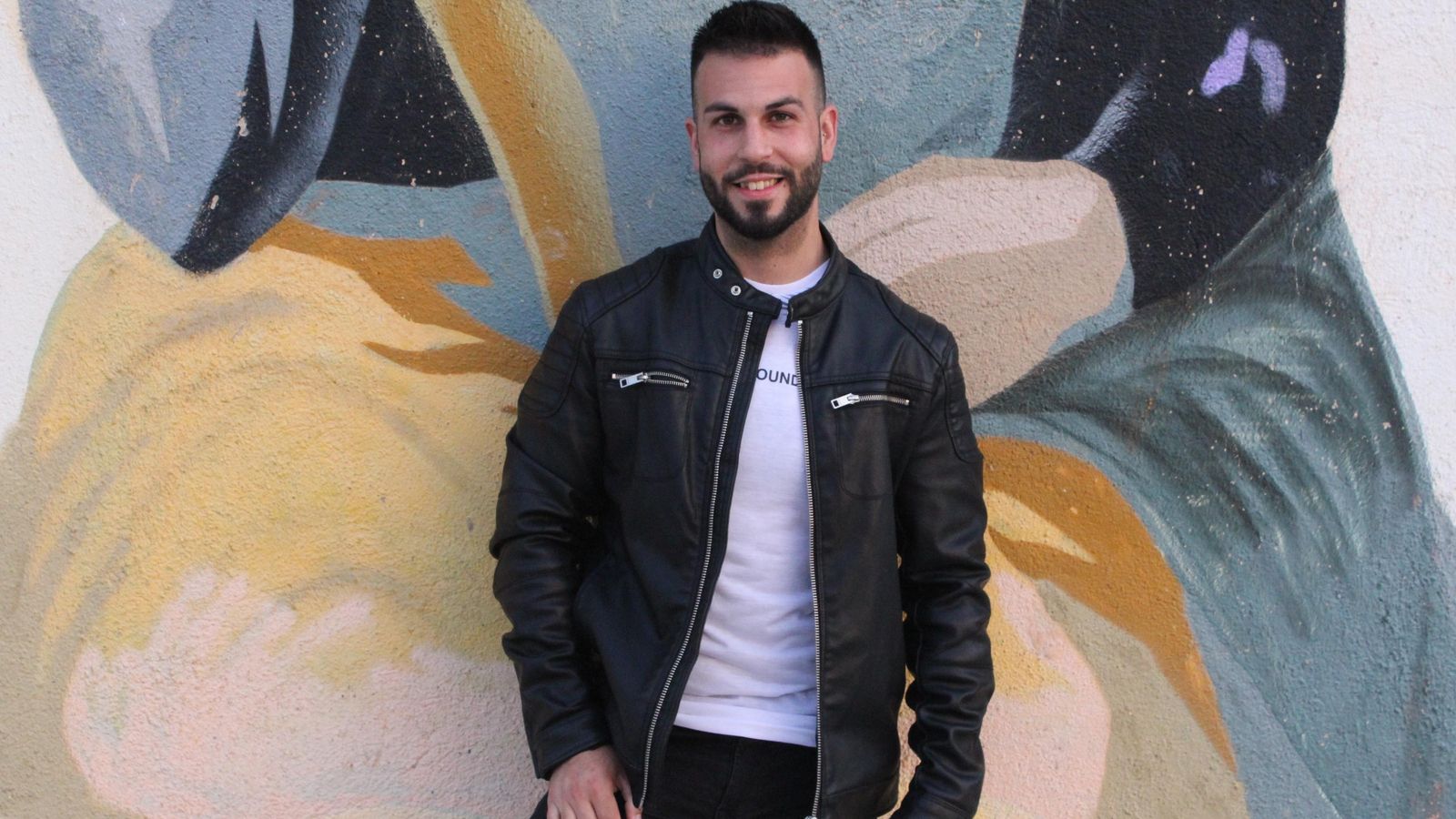 El cantante Juan Moreno en la Plaza de Las Lavanderas de Vera.