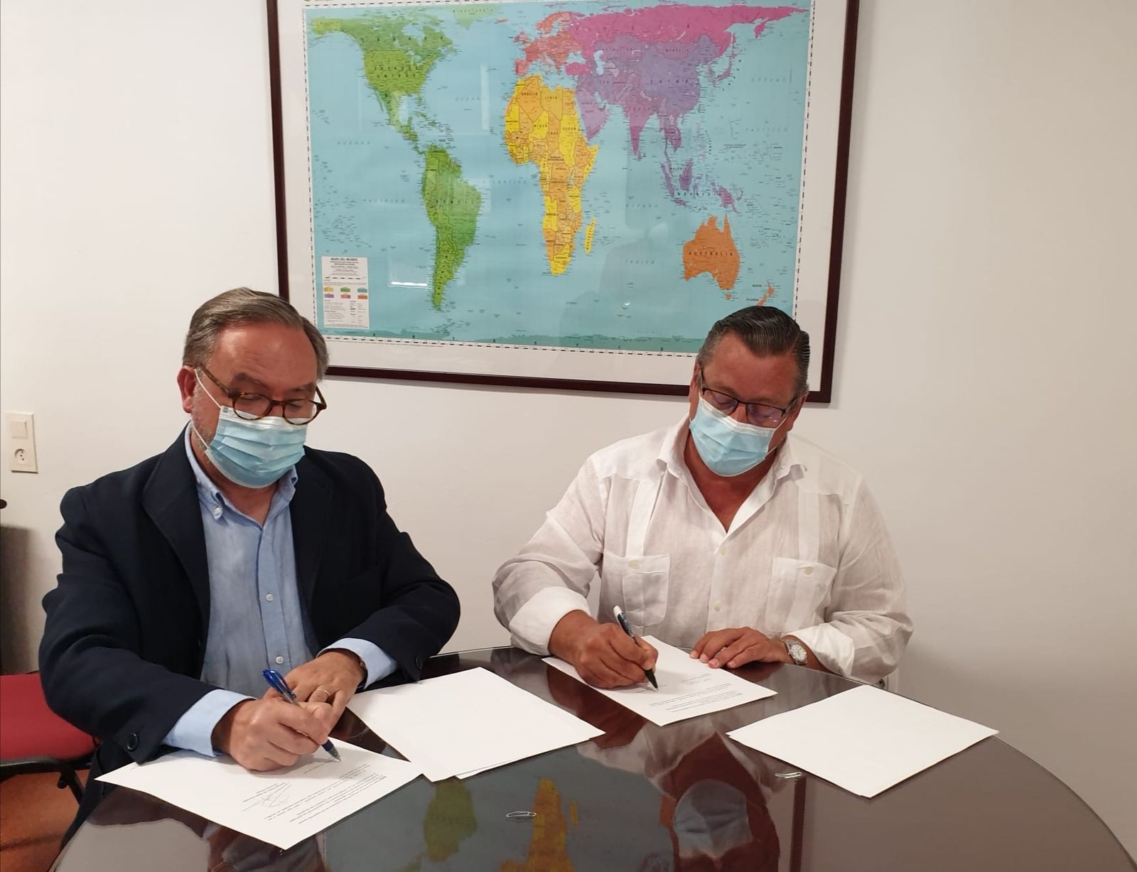 Firma del acuerdo de colaboración entre el Valle y Cáritas Sevilla.