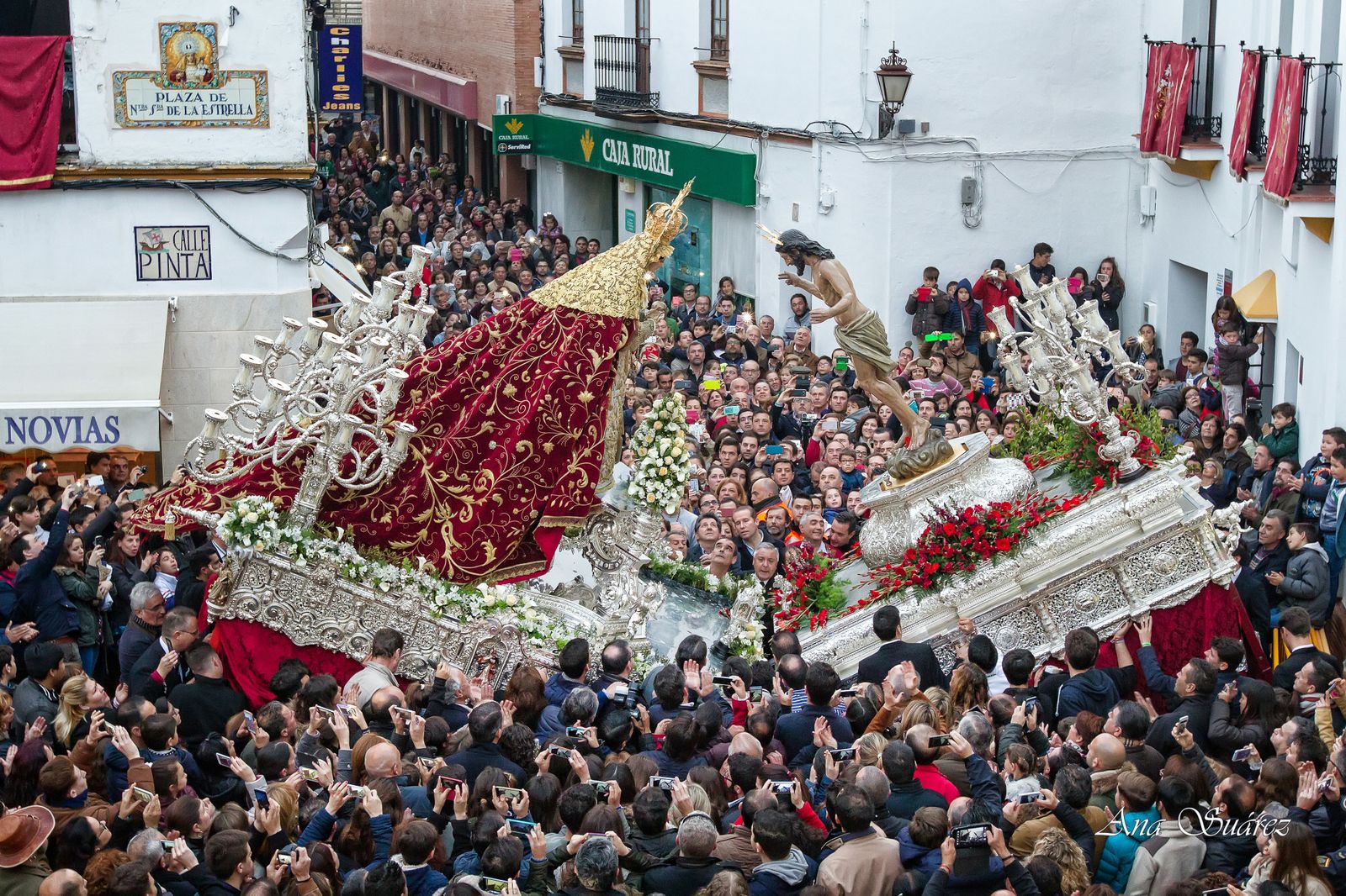 Uno de los Abrazos del Señor Resucitado y la Virgen de la Soledad en la mañana de Pascua.