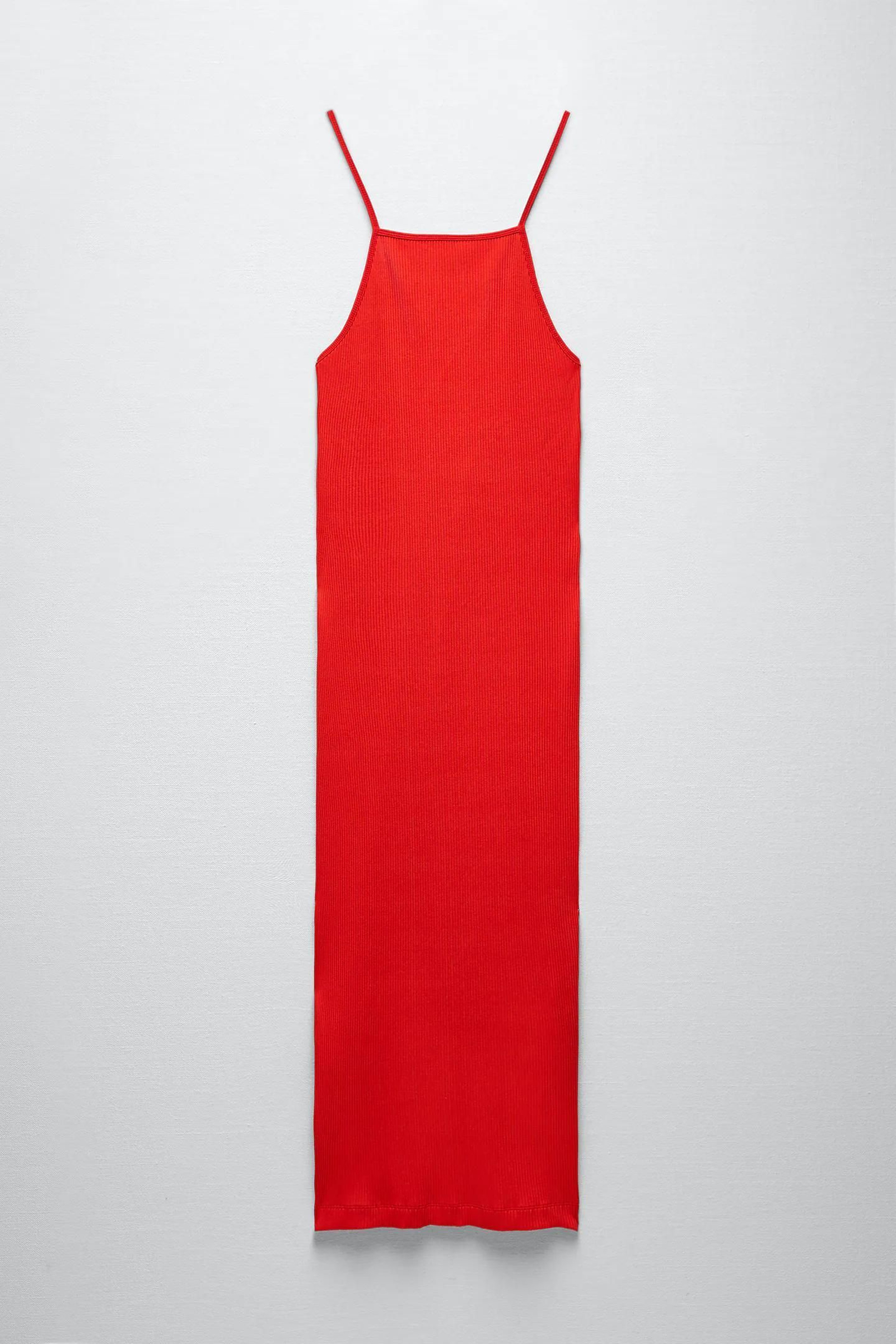 Vestido rojo entallado de tirantas de Zara. Vestido rojo entallado de tirantas de Zara.