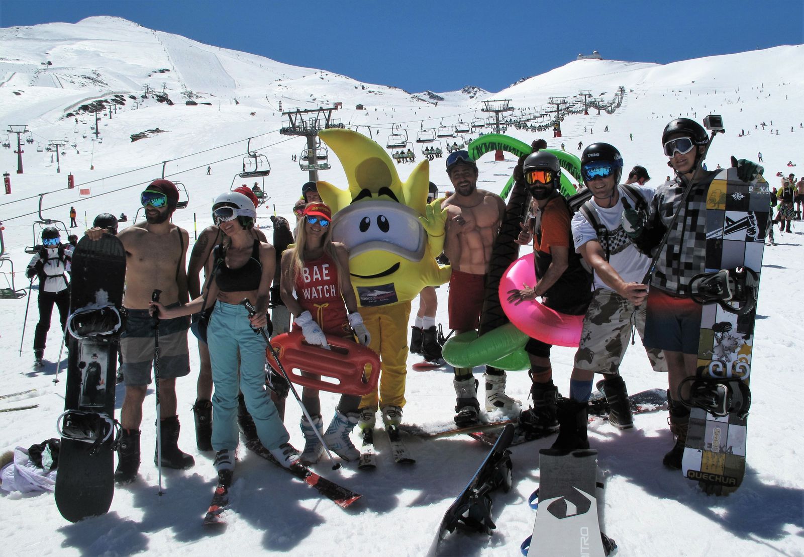 Sierra Nevada, de fiesta de la primavera con la bajada en bañador