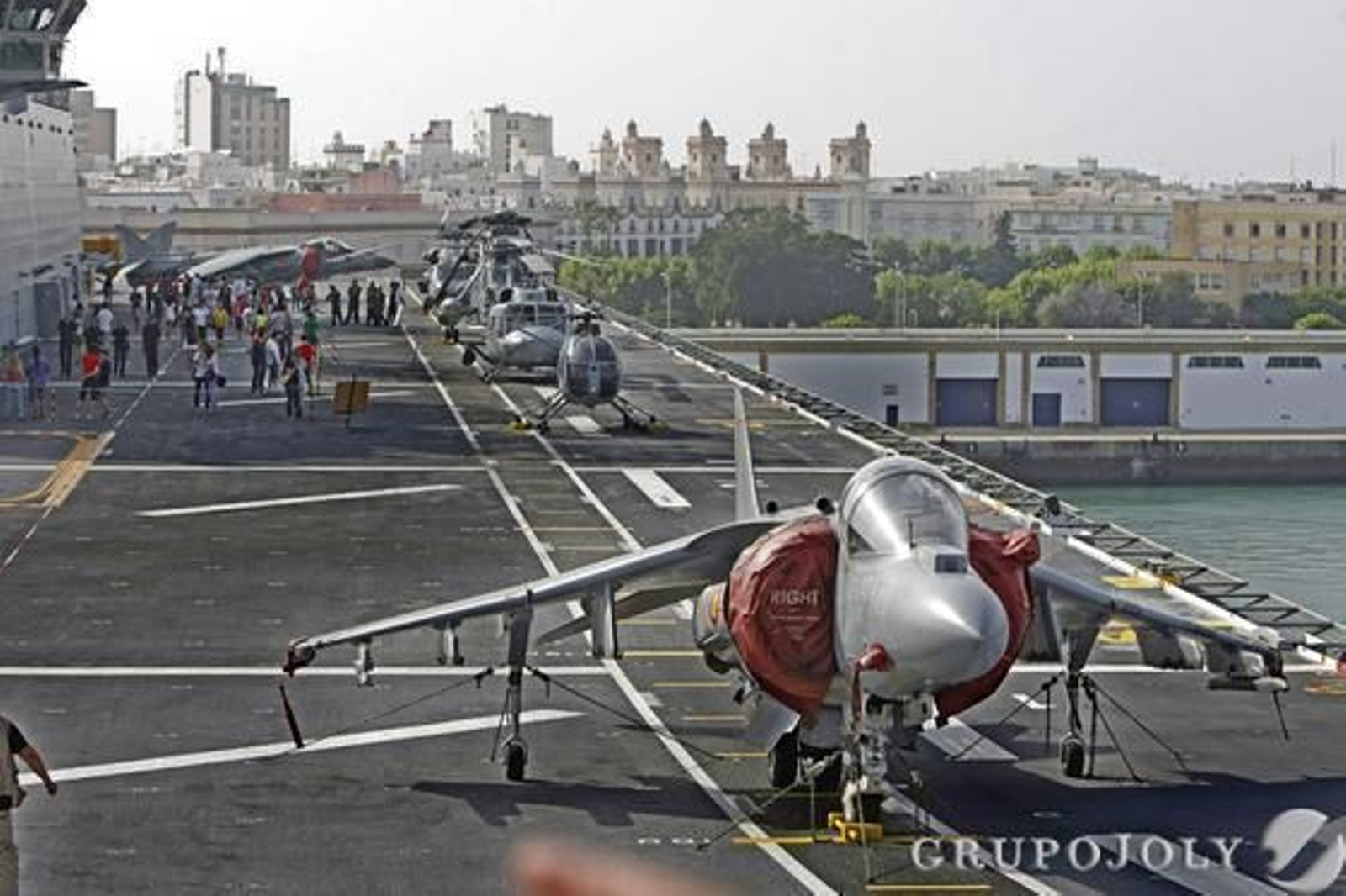 El mayor buque que haya tenido la Armada española en toda su historia permanecerá 3 días en el puerto gaditano en jornada de puertas abiertas./Julio González