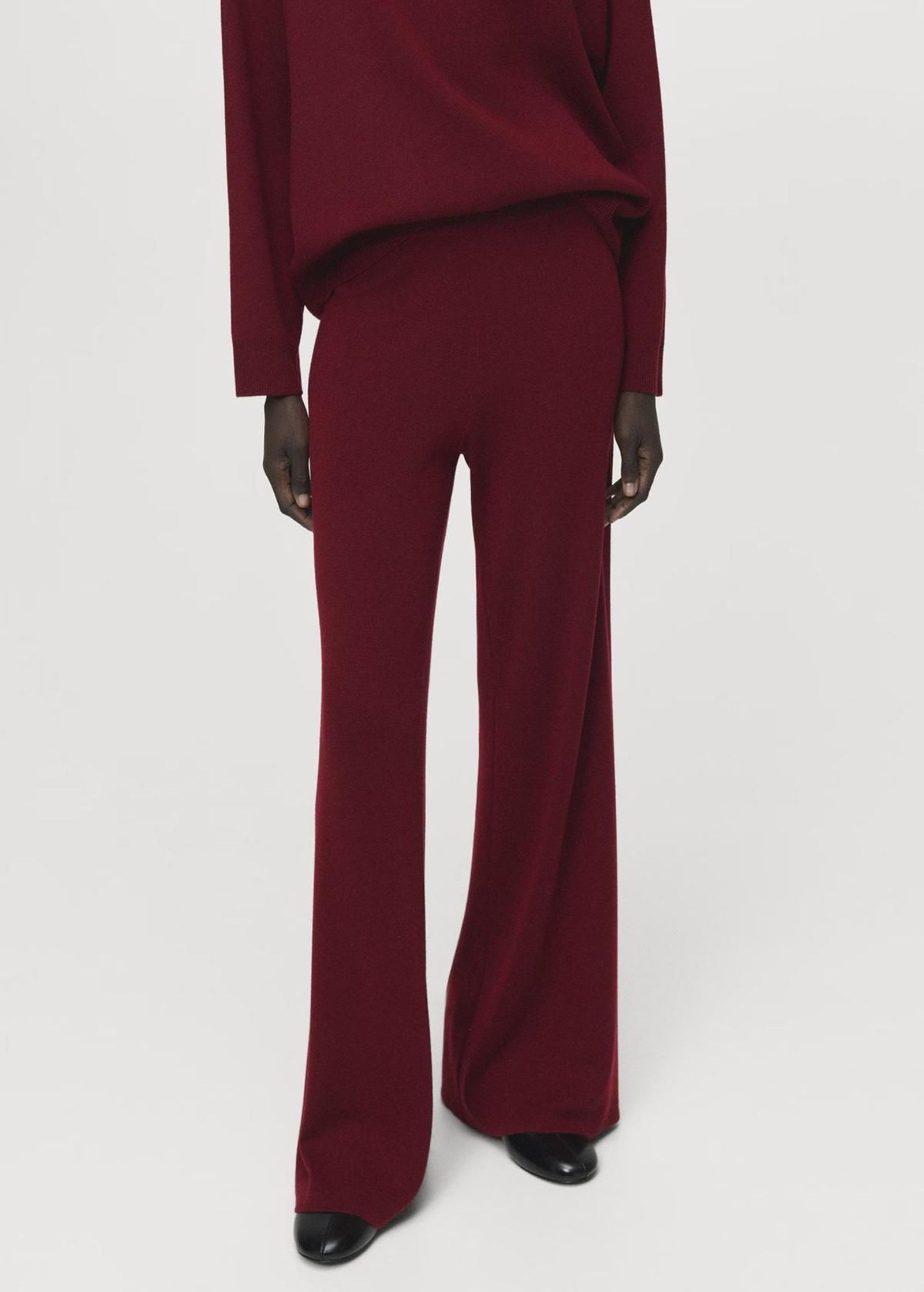 Pantalones burdeos de Mango.
