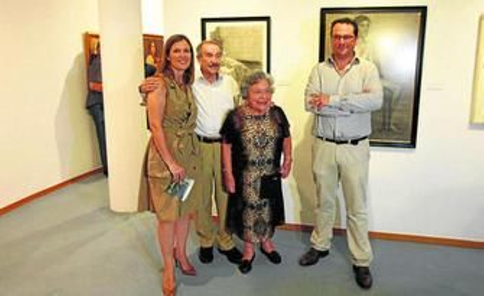 La concejala de Cultura, Ana Martínez Labella con Francisco Tamayo, hijo del pintor, su esposa y Martín Robles.
