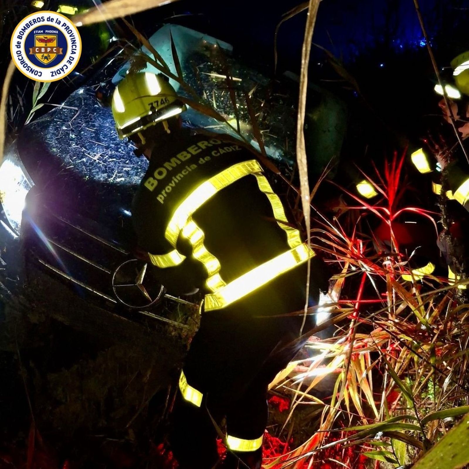 Bomberos intervienen tras el accidente en la A-471 en Sanlúcar