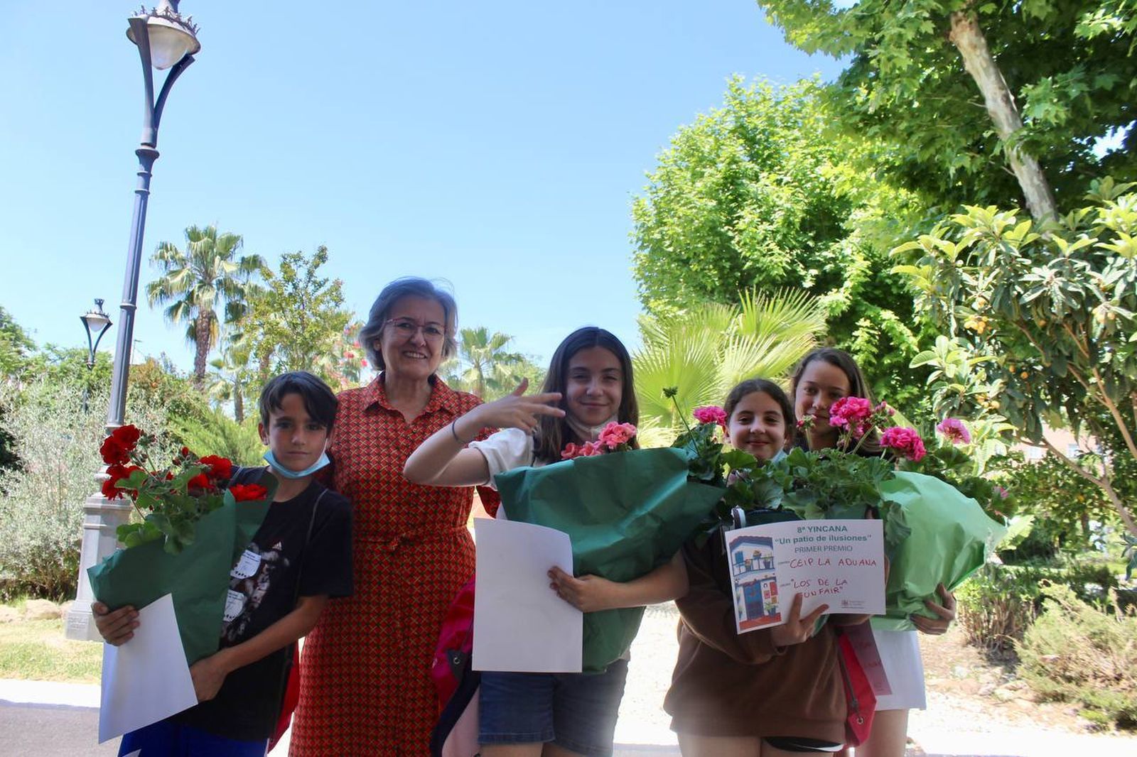 Algunos de los ganadores en la yincana, con sus premios.