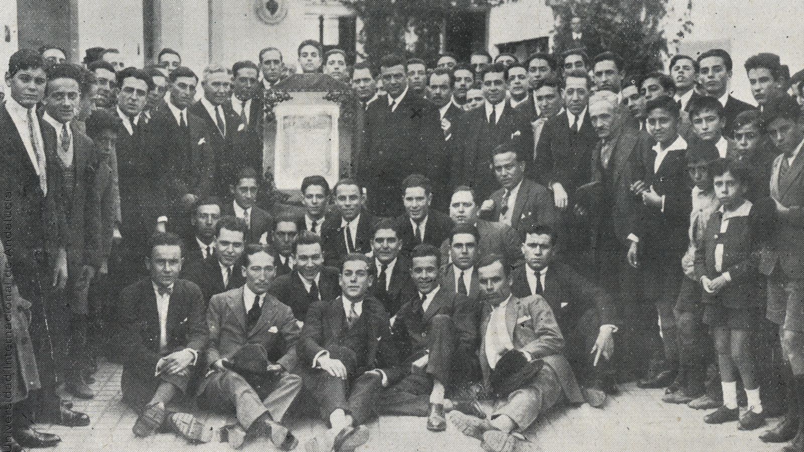 Siurot con sus alumnos que le rinden homenaje en 1926.