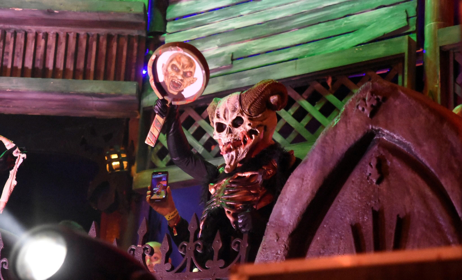 El festival Elrow reúne en Córdoba a miles de personas, en imágenes