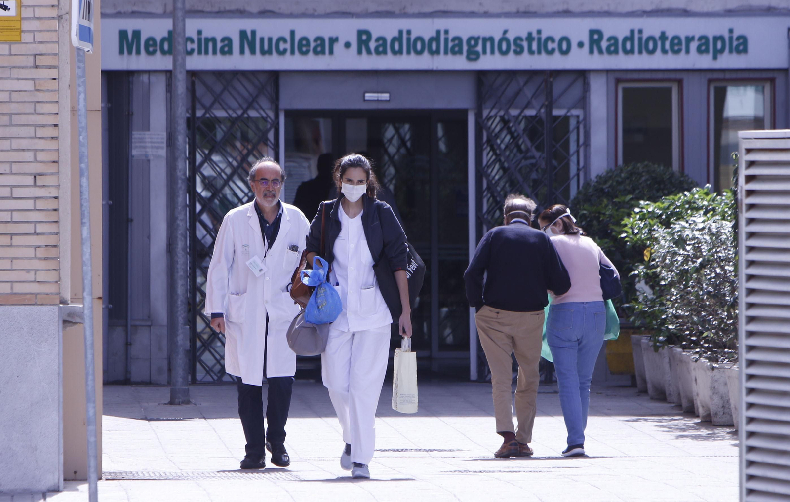 Sanitarios del Hospital Virgen del Rocío a las afueras del centro.