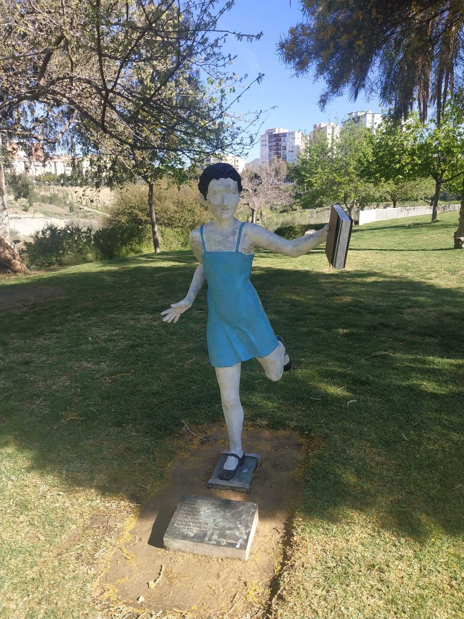 La escultura que homenajeaba a la arquitecta María Eugenia Candau en Málaga
