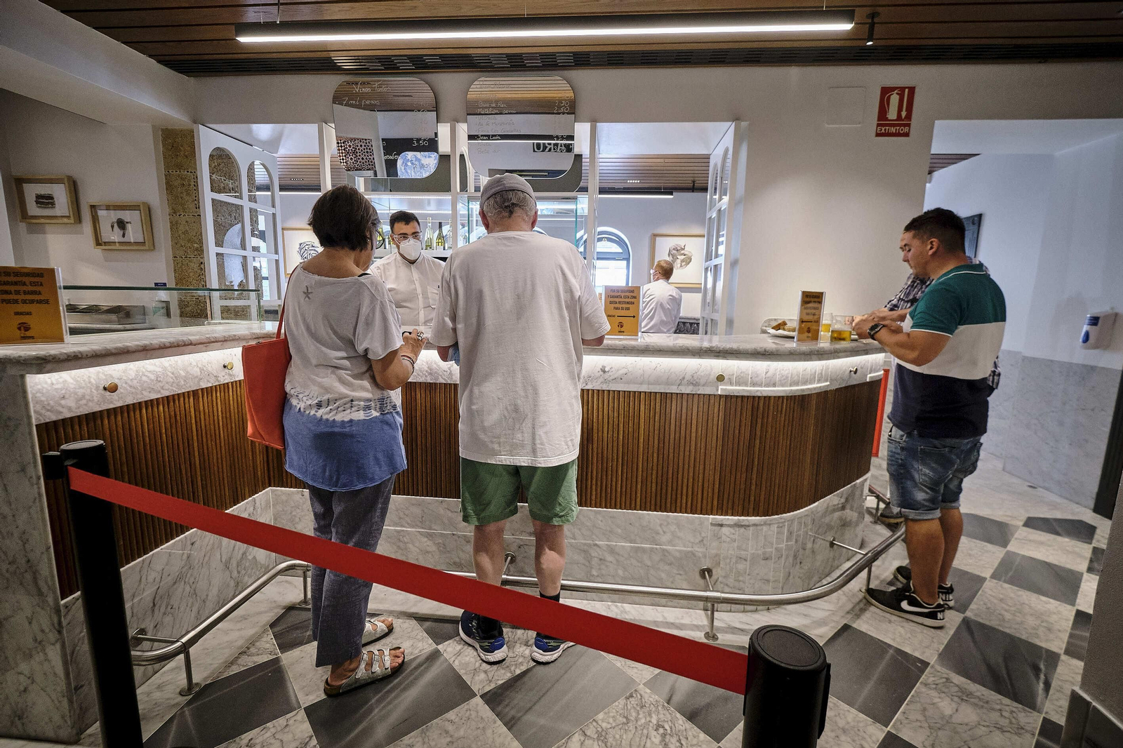 Fotografía que hace evidente la separación efectiva entre grupos de clientes en la barra