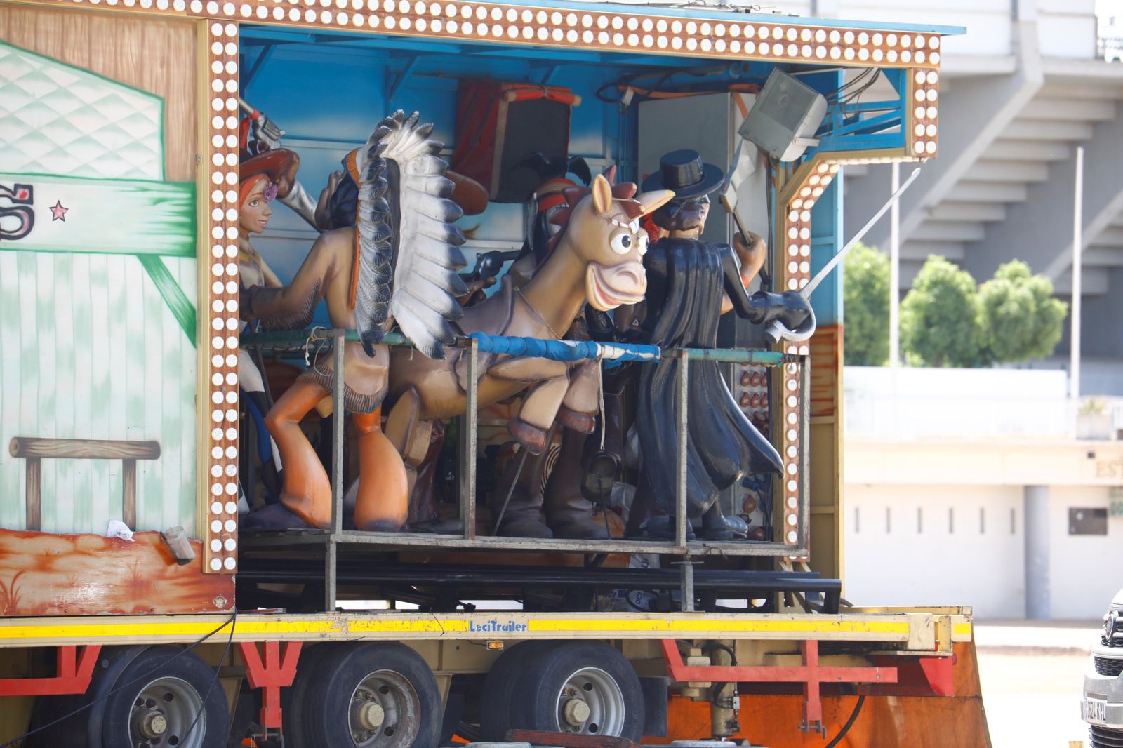 El desmontaje de las casetas y atracciones de la Feria de Córdoba, en imágenes